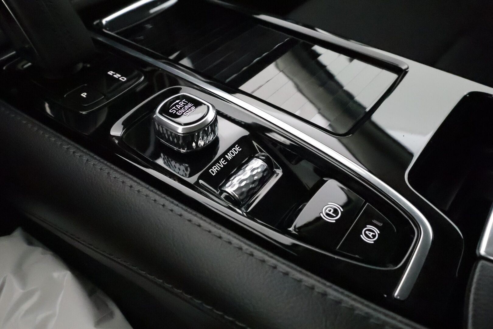 Volvo V60 2020 T6 TwE AWD Momentum aut ** Webasto / Adapt.Vakkari / P.Kamera / LED-valot / Navi / Kaistavahti / KeylessGO ** - Suomi-auto / 2x Renkaat / Akku Kuntotarkistettu!