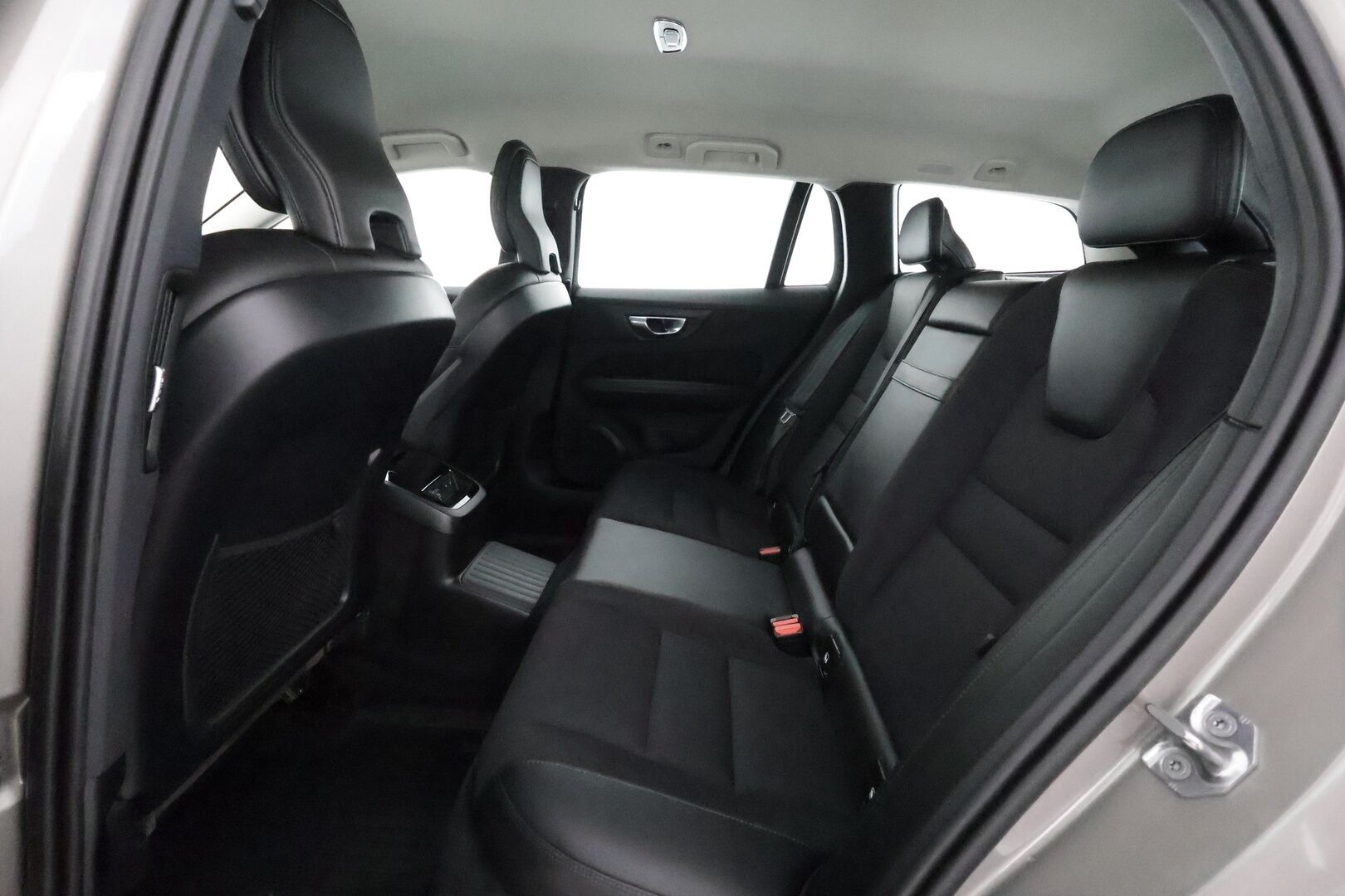 Volvo V60 2020 T6 TwE AWD Momentum aut ** Webasto / Adapt.Vakkari / P.Kamera / LED-valot / Navi / Kaistavahti / KeylessGO ** - Suomi-auto / 2x Renkaat / Akku Kuntotarkistettu!