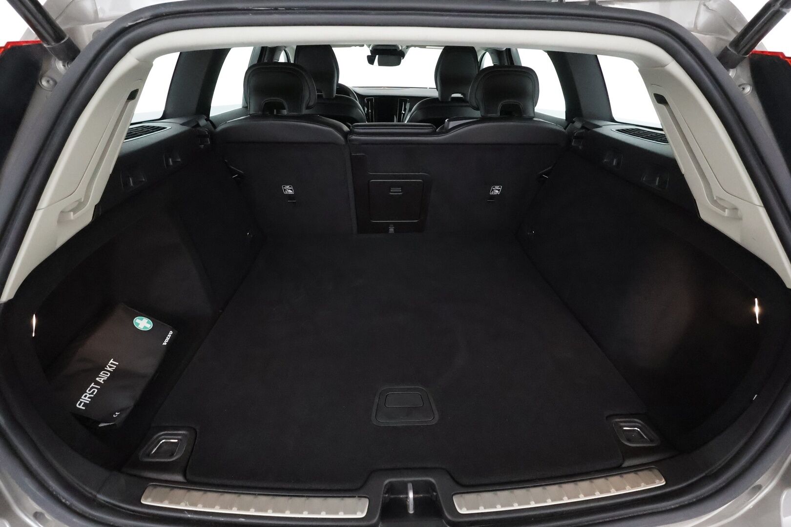 Volvo V60 2020 T6 TwE AWD Momentum aut ** Webasto / Adapt.Vakkari / P.Kamera / LED-valot / Navi / Kaistavahti / KeylessGO ** - Suomi-auto / 2x Renkaat / Akku Kuntotarkistettu!