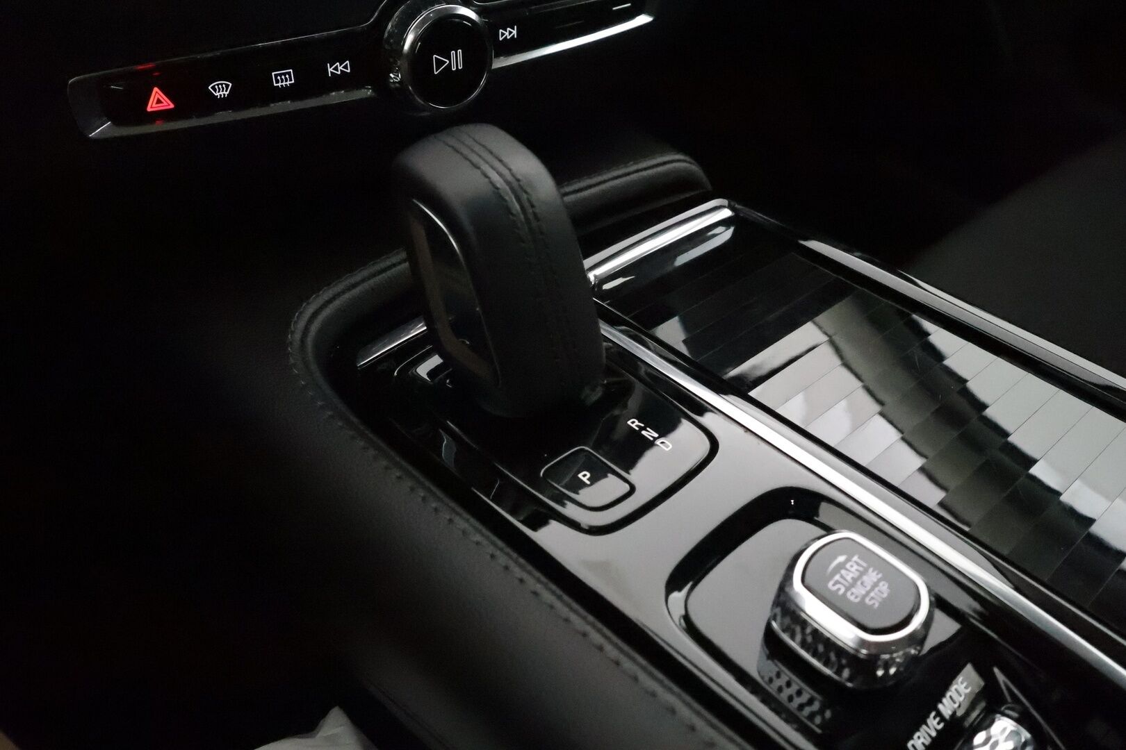 Volvo V60 2020 T6 TwE AWD Momentum aut ** Webasto / Adapt.Vakkari / P.Kamera / LED-valot / Navi / Kaistavahti / KeylessGO ** - Suomi-auto / 2x Renkaat / Akku Kuntotarkistettu!