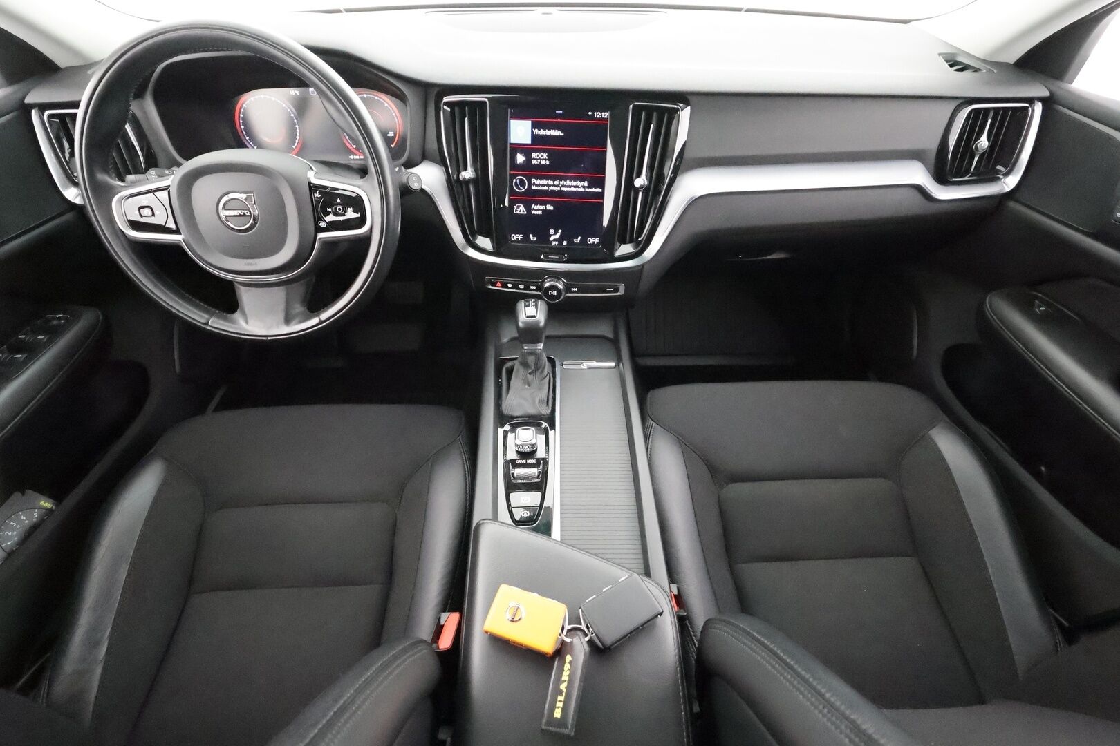 Volvo V60 2021 D3 AWD Business aut * Webasto / Koukku / ACC / Full-LED / P.kamera / Kaistavahti / Keyless * - Suomi-auto / Merkkihuollot / Kahdet renkaat aluvanteilla 