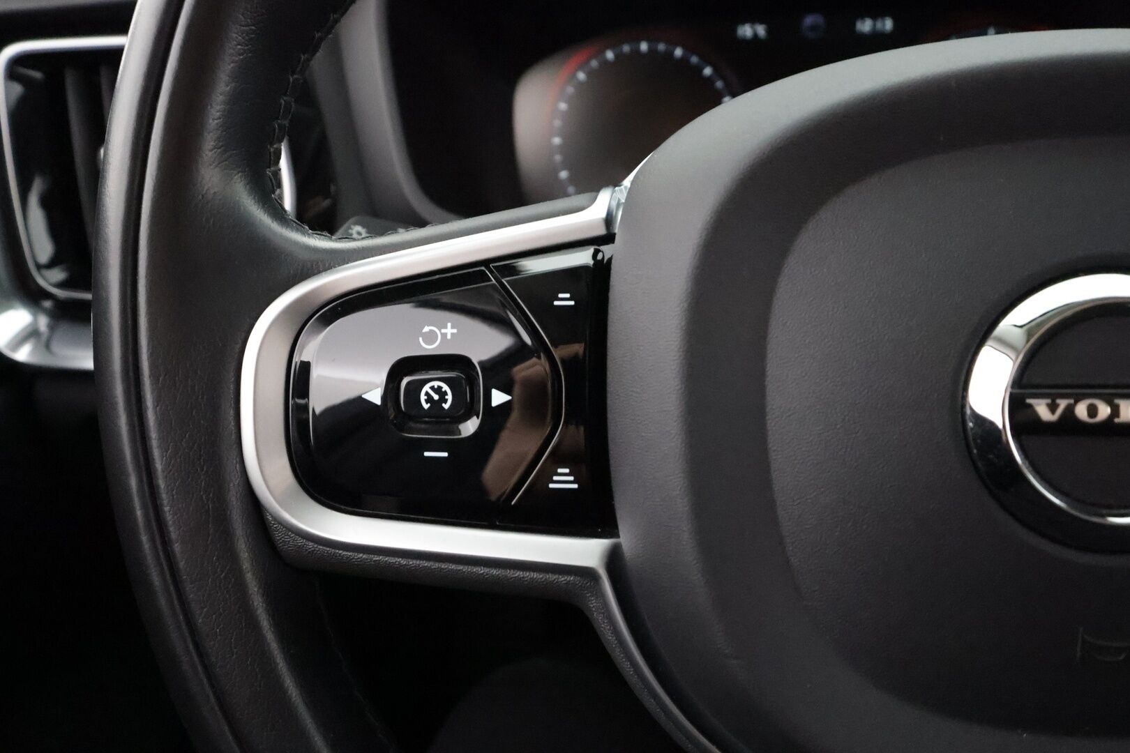 Volvo V60 2021 D3 AWD Business aut * Webasto / Koukku / ACC / Full-LED / P.kamera / Kaistavahti / Keyless * - Suomi-auto / Merkkihuollot / Kahdet renkaat aluvanteilla 