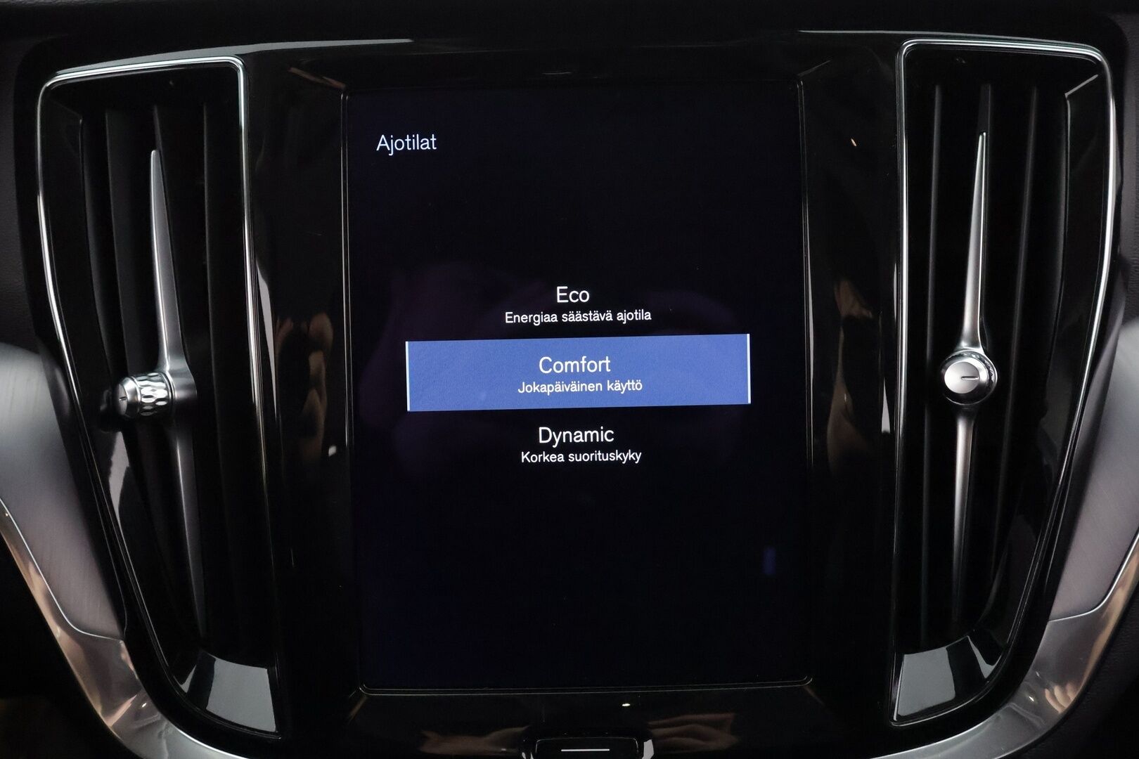 Volvo V60 2021 D3 AWD Business aut * Webasto / Koukku / ACC / Full-LED / P.kamera / Kaistavahti / Keyless * - Suomi-auto / Merkkihuollot / Kahdet renkaat aluvanteilla - HULLUT AVAJAISHULINAT KORKOTARJOUS 3,29 %