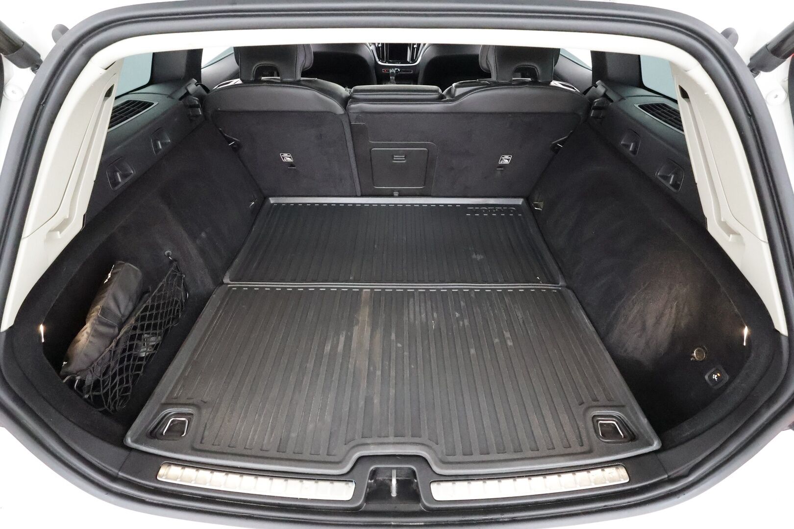 Volvo V60 2021 D3 AWD Business aut * Webasto / Koukku / ACC / Full-LED / P.kamera / Kaistavahti / Keyless * - Suomi-auto / Merkkihuollot / Kahdet renkaat aluvanteilla - HULLUT AVAJAISHULINAT KORKOTARJOUS 3,29 %