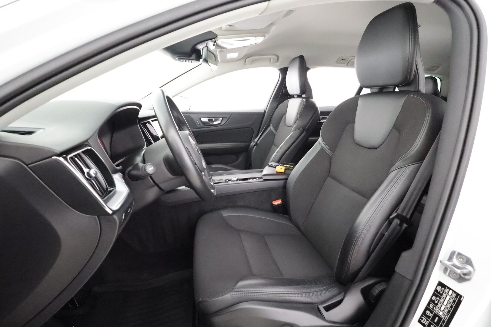 Volvo V60 2021 D3 AWD Business aut * Webasto / Koukku / ACC / Full-LED / P.kamera / Kaistavahti / Keyless * - Suomi-auto / Merkkihuollot / Kahdet renkaat aluvanteilla 