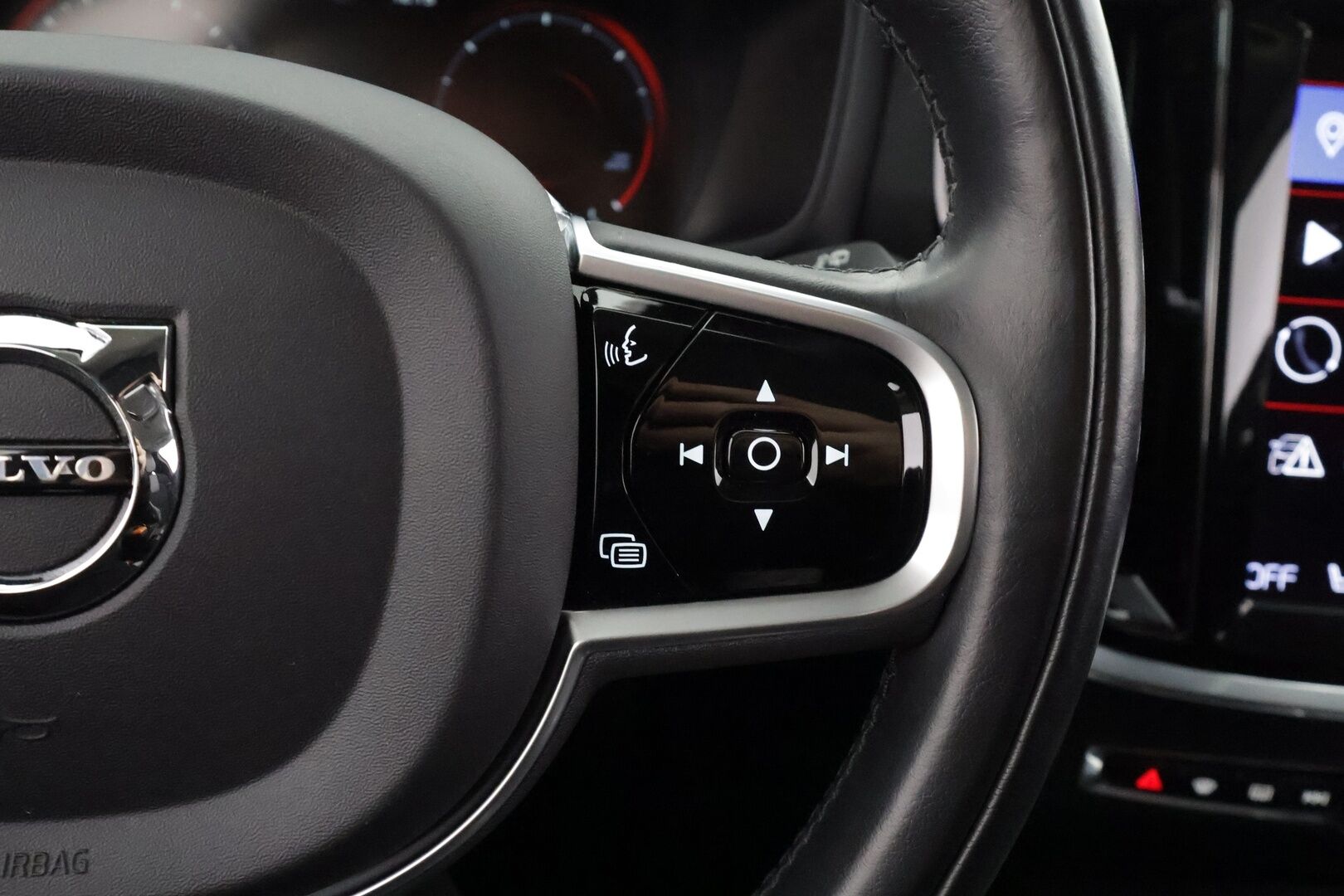 Volvo V60 2021 D3 AWD Business aut * Webasto / Koukku / ACC / Full-LED / P.kamera / Kaistavahti / Keyless * - Suomi-auto / Merkkihuollot / Kahdet renkaat aluvanteilla 