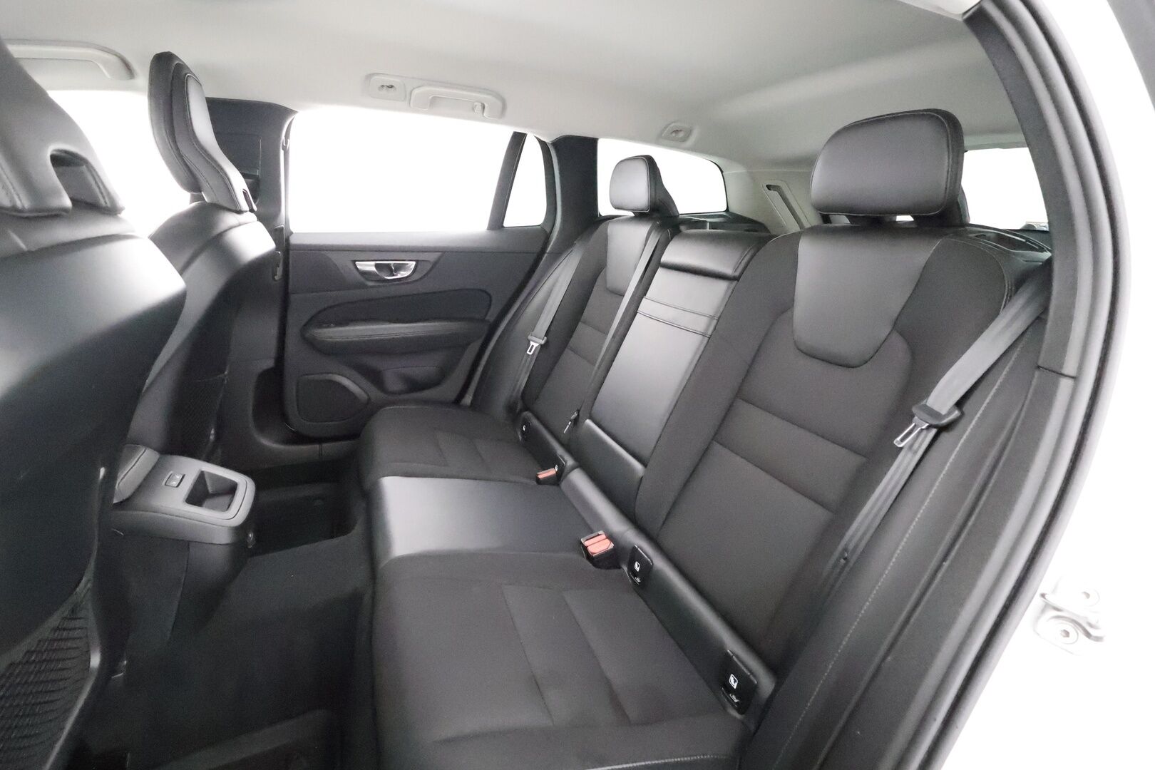 Volvo V60 2021 D3 AWD Business aut * Webasto / Koukku / ACC / Full-LED / P.kamera / Kaistavahti / Keyless * - Suomi-auto / Merkkihuollot / Kahdet renkaat aluvanteilla 