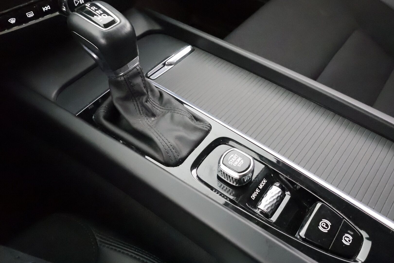 Volvo V60 2021 D3 AWD Business aut * Webasto / Koukku / ACC / Full-LED / P.kamera / Kaistavahti / Keyless * - Suomi-auto / Merkkihuollot / Kahdet renkaat aluvanteilla 