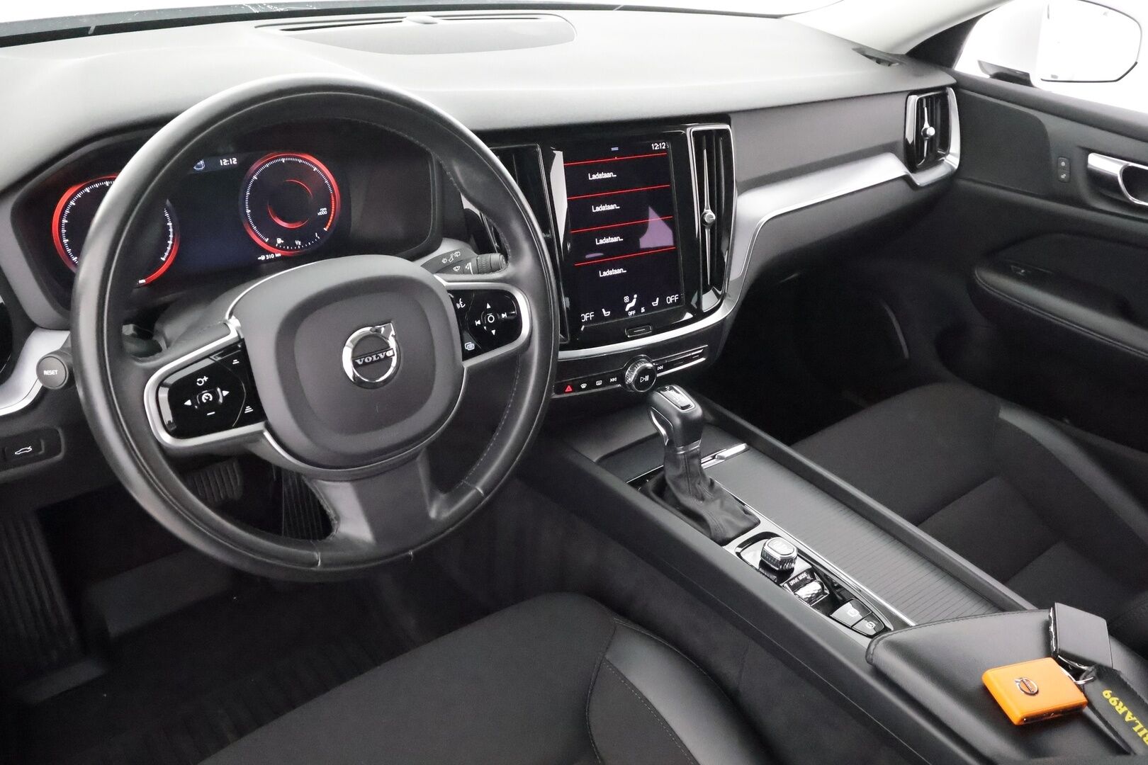 Volvo V60 2021 D3 AWD Business aut * Webasto / Koukku / ACC / Full-LED / P.kamera / Kaistavahti / Keyless * - Suomi-auto / Merkkihuollot / Kahdet renkaat aluvanteilla 