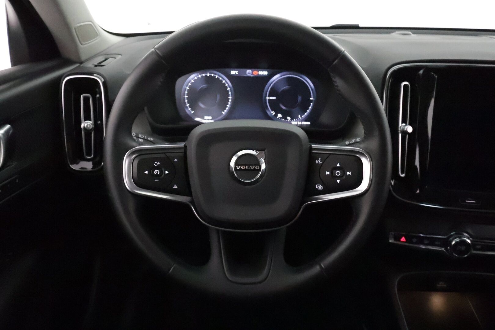 Volvo XC40 2021 T5 TwE Business Inscription aut **Webasto / Muistipenkki / P.kamera / Sporttiset nahat / Keyless - 3,99 % KORKOTARJOUS TÄHÄN AUTOON - 1 om Suomi auto 