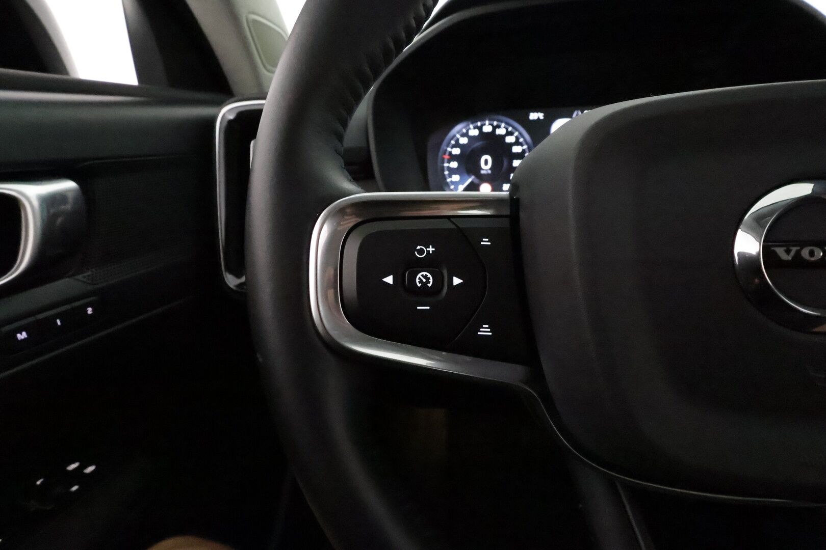 Volvo XC40 2021 T5 TwE Business Inscription aut **Webasto / Muistipenkki / P.kamera / Sporttiset nahat / Keyless - 3,99 % KORKOTARJOUS TÄHÄN AUTOON - 1 om Suomi auto 