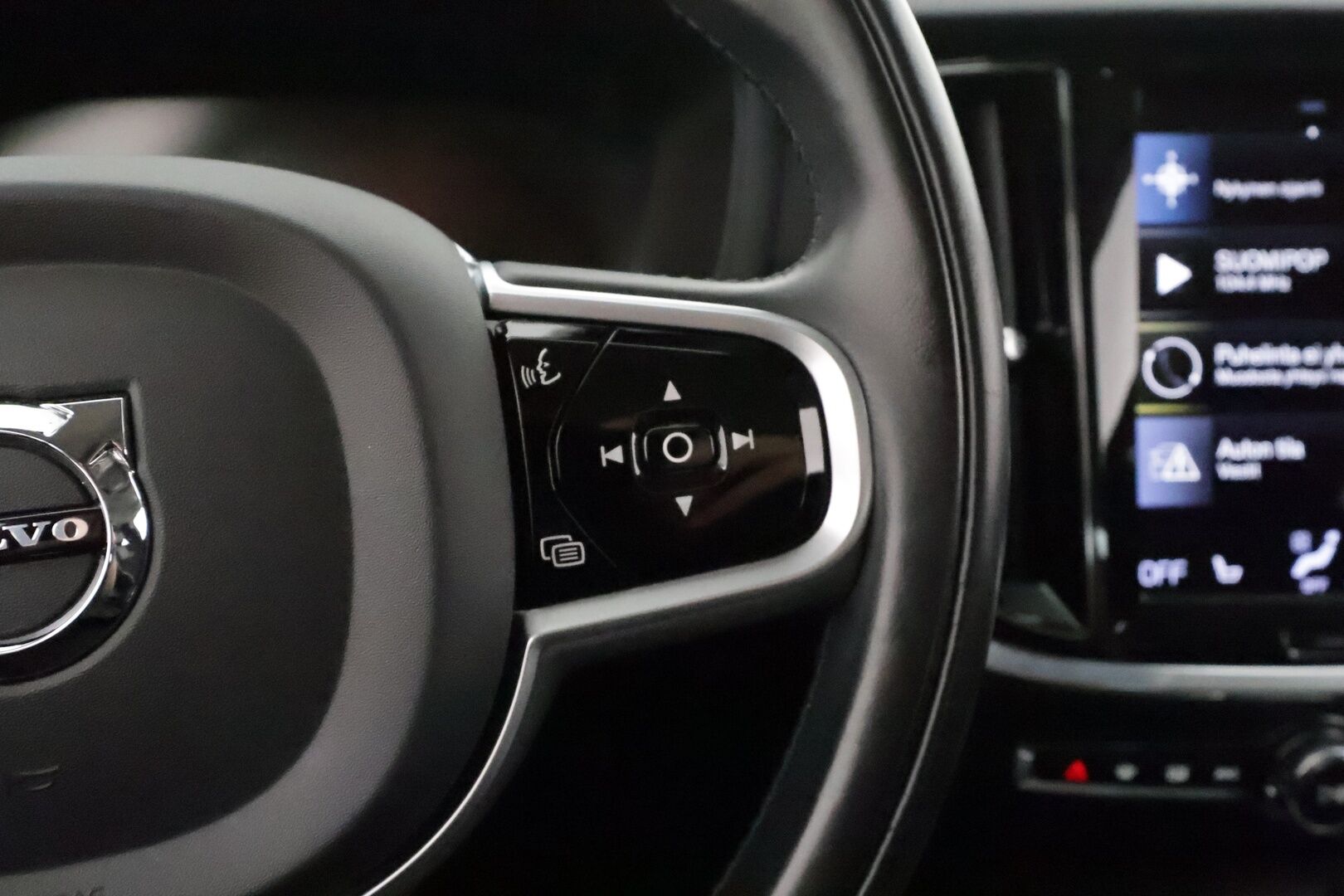 Volvo V60 2020 D3 AWD Momentum aut **Webasto / Koukku / KeylessGo / Full LED / BLIS / P.tutka** - Merkkihuollettu / Kahdet renkaat aluvanteilla