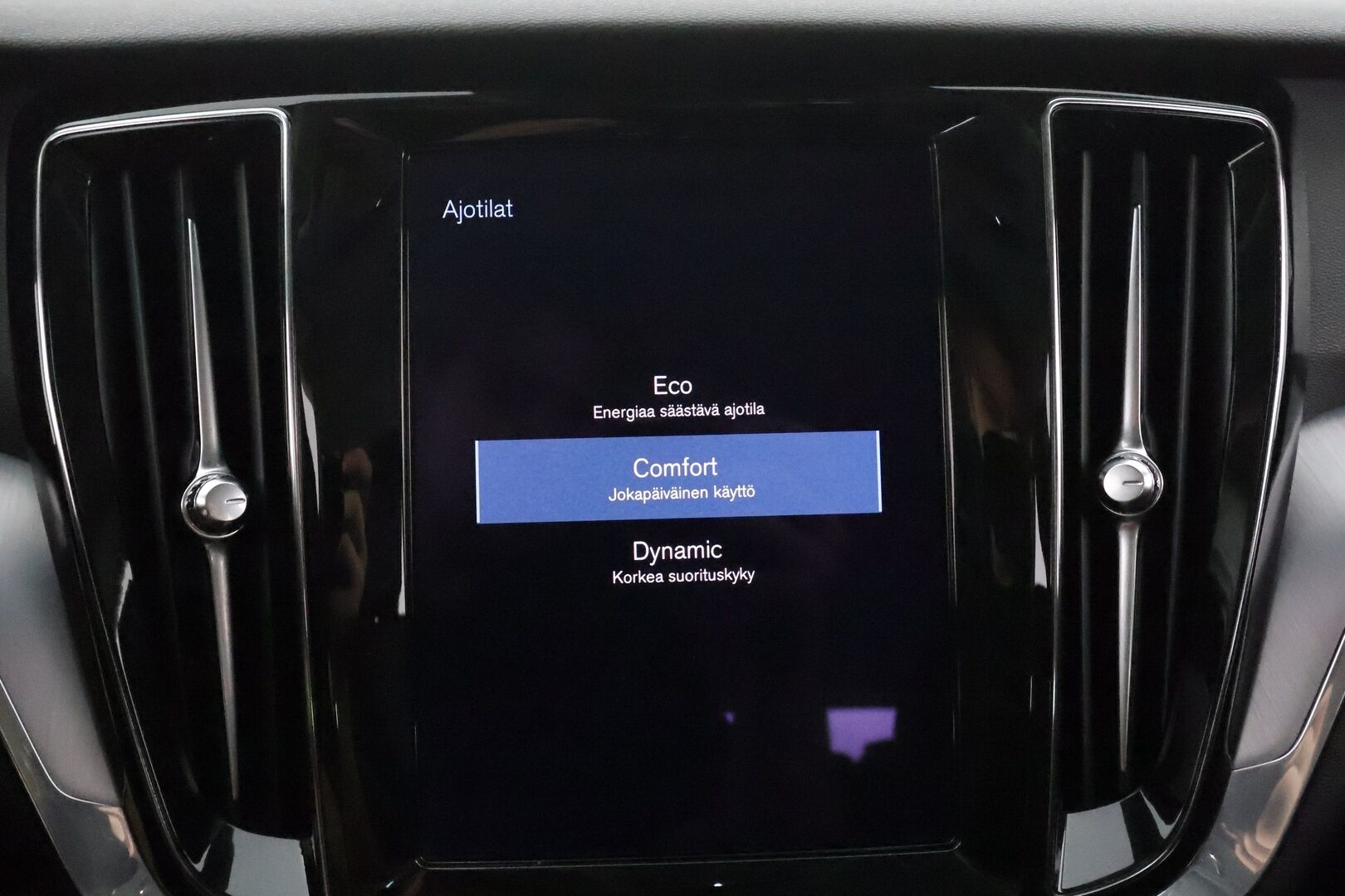 Volvo V60 2020 D3 AWD Momentum aut **Webasto / Koukku / KeylessGo / Full LED / BLIS / P.tutka** - Merkkihuollettu / Kahdet renkaat aluvanteilla