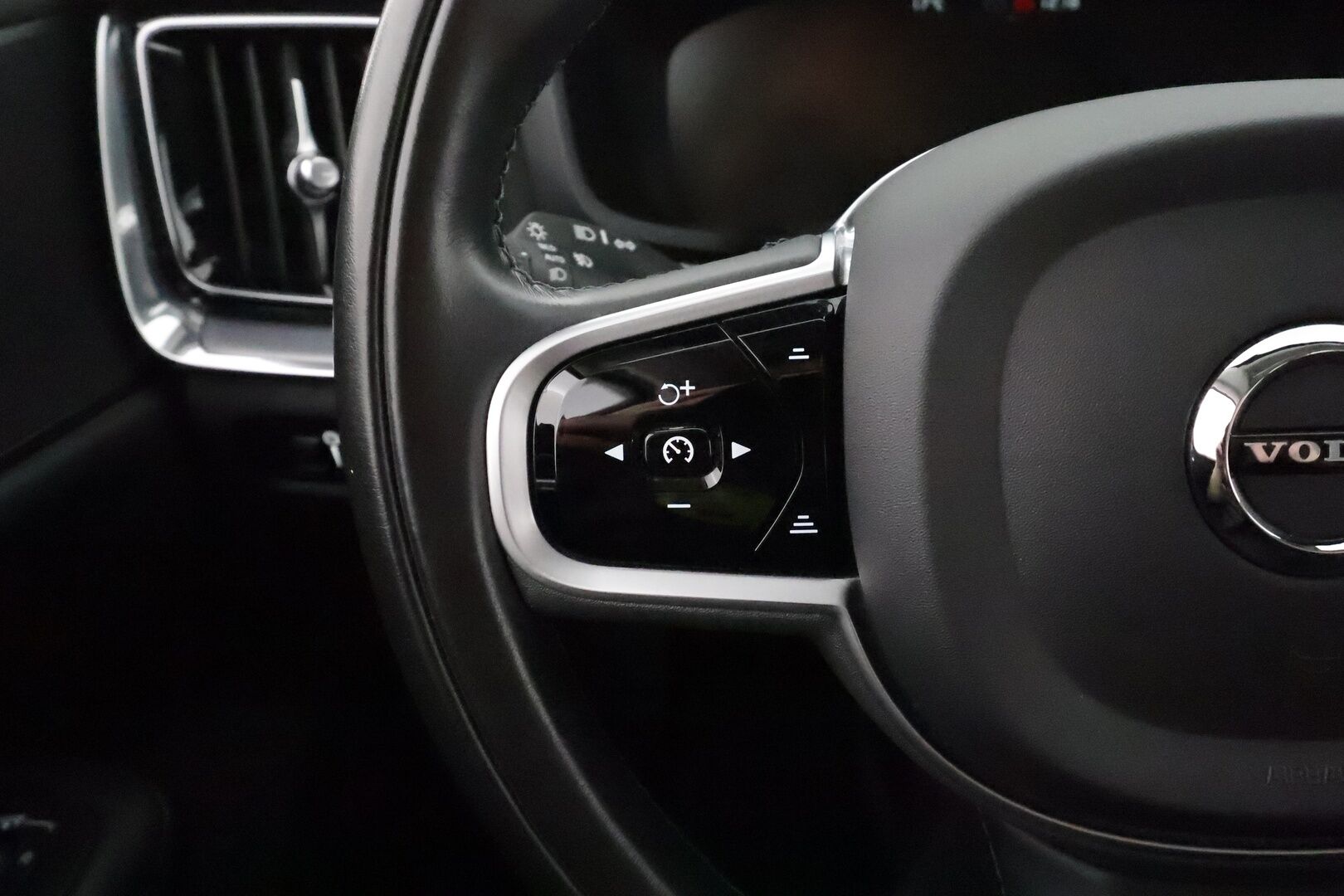 Volvo V60 2020 D3 AWD Momentum aut **Webasto / Koukku / KeylessGo / Full LED / BLIS / P.tutka** - Merkkihuollettu / Kahdet renkaat aluvanteilla