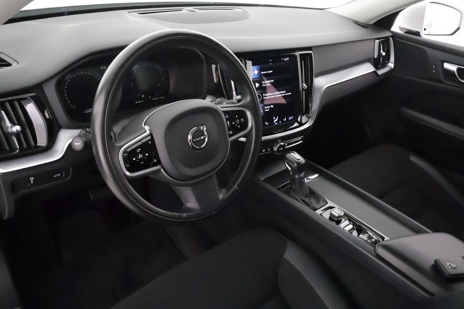 Volvo V60 2020 D3 AWD Momentum aut **Webasto / Koukku / KeylessGo / Full LED / BLIS / P.tutka** - Merkkihuollettu / Kahdet renkaat aluvanteilla