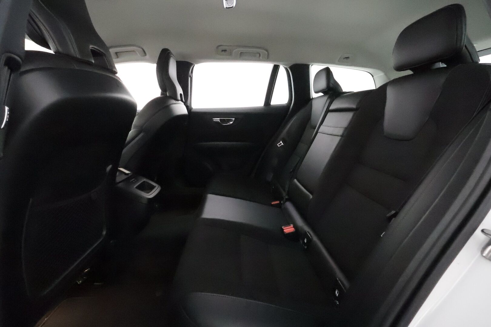 Volvo V60 2020 D3 AWD Momentum Business aut - Webasto / Adapt.Vakkari / BLIS / Sensus Navi / Merkkihuollot / Puolinahkasisusta / Vetokoukku / Sähköluukku!