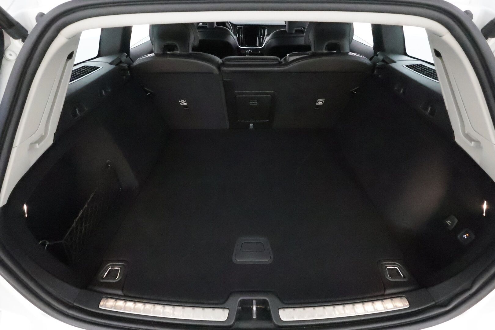 Volvo V60 2020 D3 AWD Momentum aut **Webasto / Koukku / KeylessGo / Full LED / BLIS / P.tutka** - Merkkihuollettu / Kahdet renkaat aluvanteilla