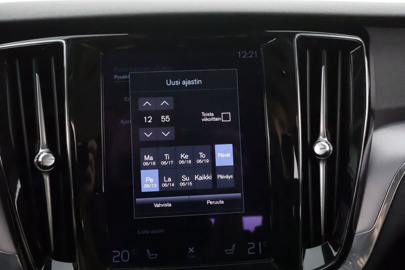Volvo V60 2020 D3 AWD Momentum aut **Webasto / Koukku / KeylessGo / Full LED / BLIS / P.tutka** - Merkkihuollettu / Kahdet renkaat aluvanteilla