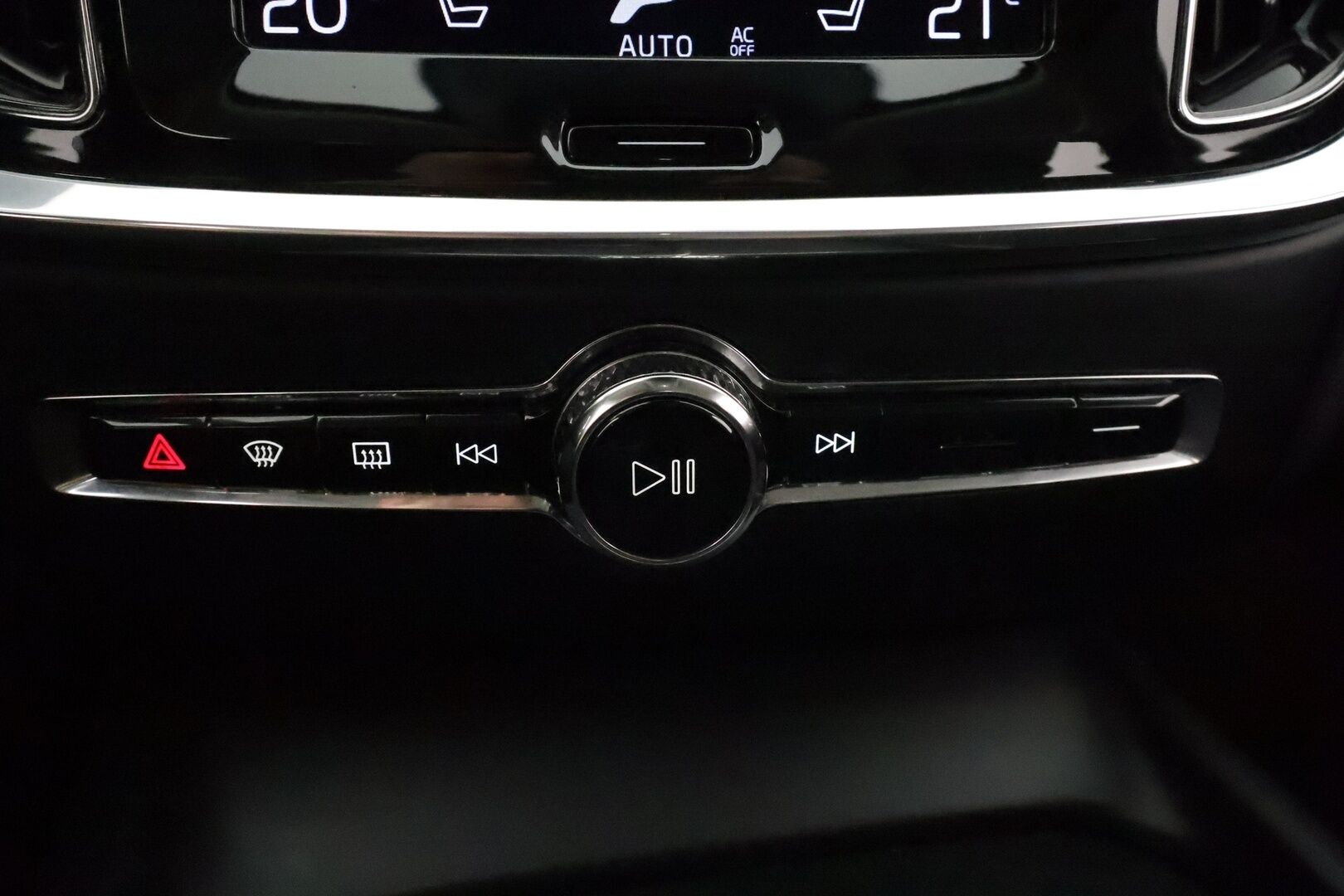 Volvo V60 2020 D3 AWD Momentum aut **Webasto / Koukku / KeylessGo / Full LED / BLIS / P.tutka** - Merkkihuollettu / Kahdet renkaat aluvanteilla