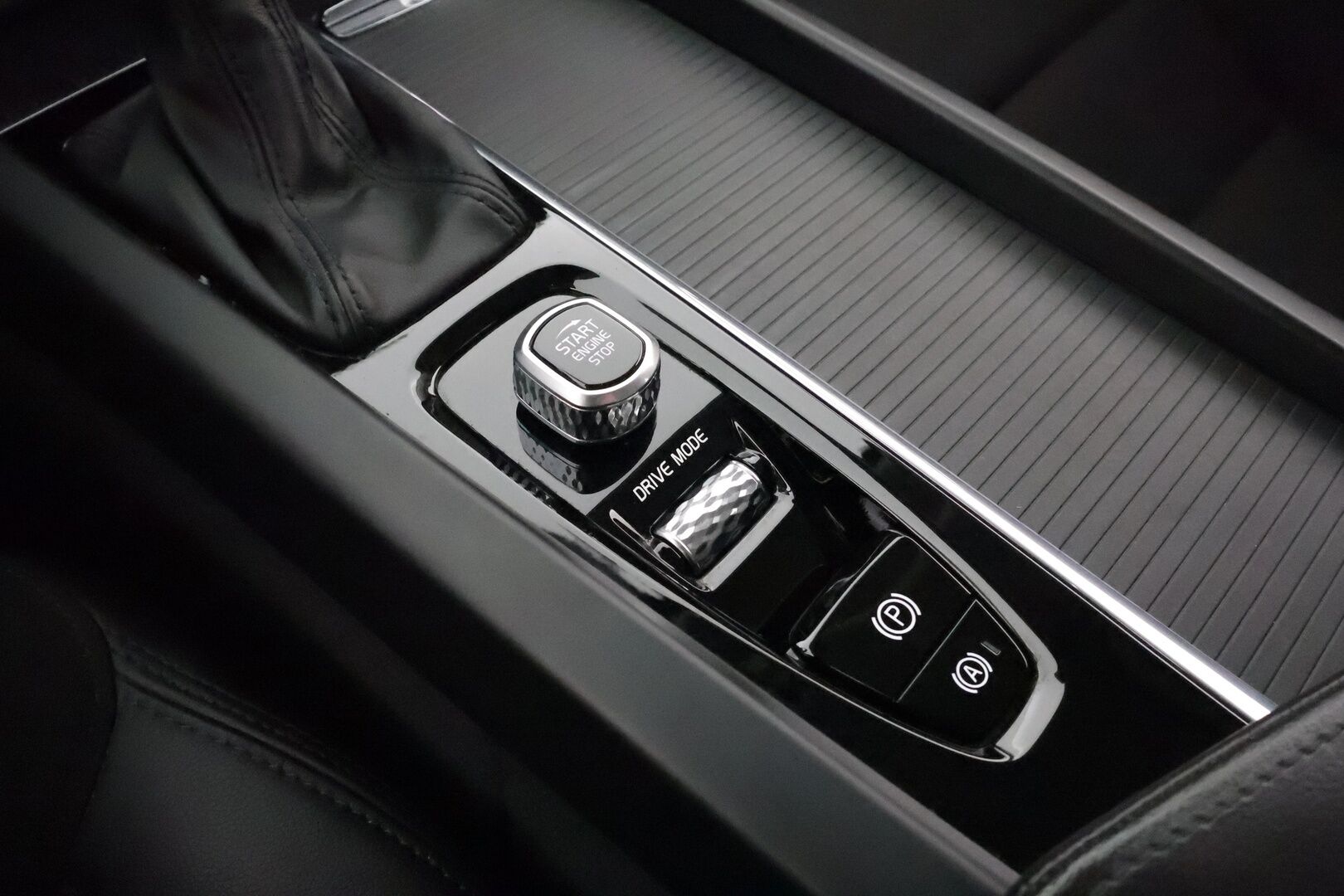 Volvo V60 2020 D3 AWD Momentum Business aut - Webasto / Adapt.Vakkari / BLIS / Sensus Navi / Merkkihuollot / Puolinahkasisusta / Vetokoukku / Sähköluukku!