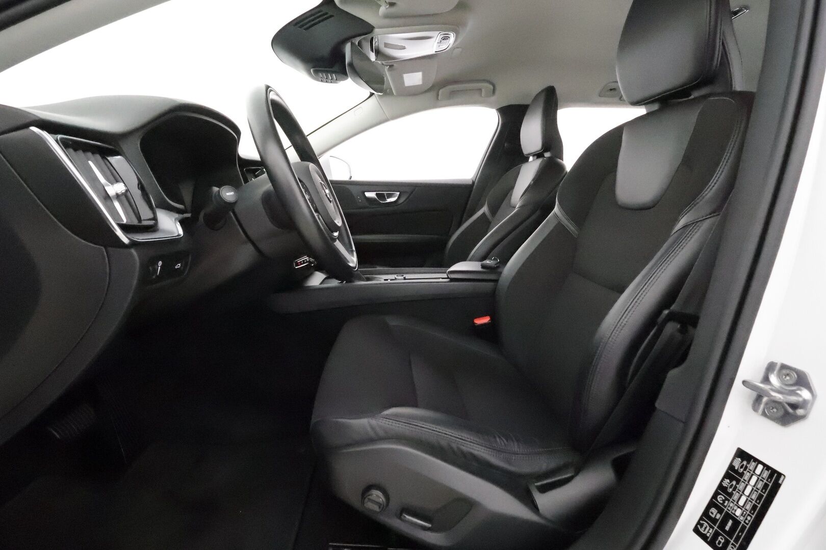 Volvo V60 2020 D3 AWD Momentum Business aut - Webasto / Adapt.Vakkari / BLIS / Sensus Navi / Merkkihuollot / Puolinahkasisusta / Vetokoukku / Sähköluukku!