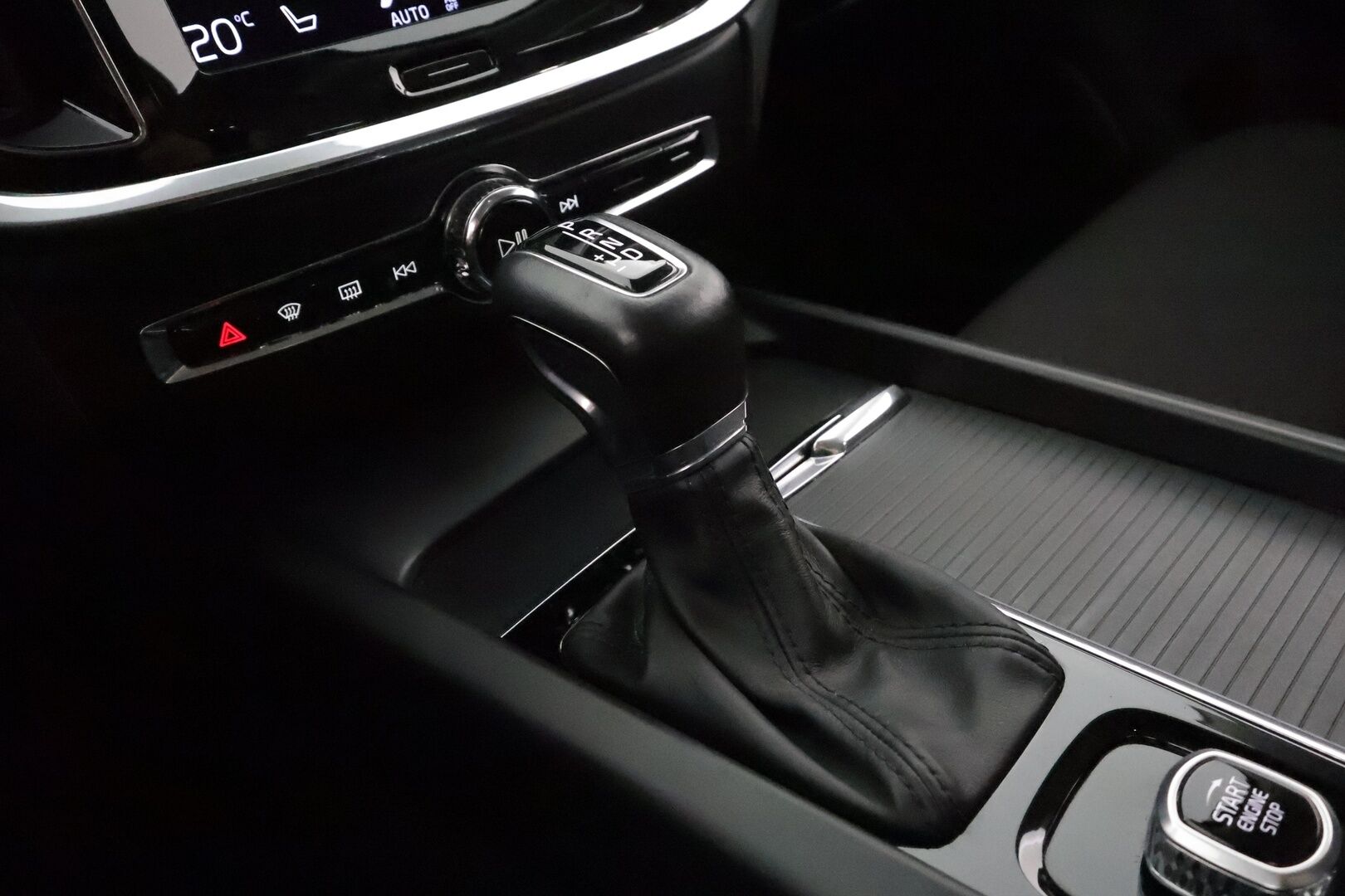 Volvo V60 2020 D3 AWD Momentum aut **Webasto / Koukku / KeylessGo / Full LED / BLIS / P.tutka** - Merkkihuollettu / Kahdet renkaat aluvanteilla