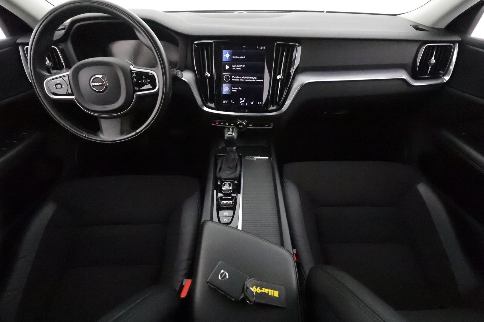 Volvo V60 2020 D3 AWD Momentum aut **Webasto / Koukku / KeylessGo / Full LED / BLIS / P.tutka** - Merkkihuollettu / Kahdet renkaat aluvanteilla