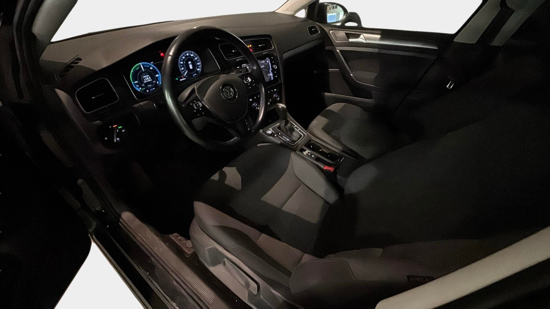 Volkswagen Golf 2020 e-Golf 100 kW (136 hv) automaatti* Adapt. vak / P. kamera / Ilmalämpöpumppu / Navi / Adapt. LED / Carplay / Lämm. lasi* - Suomi-auto todella kattavilla varusteilla! / 2 Alumiini vanteet hyvillä renkailla