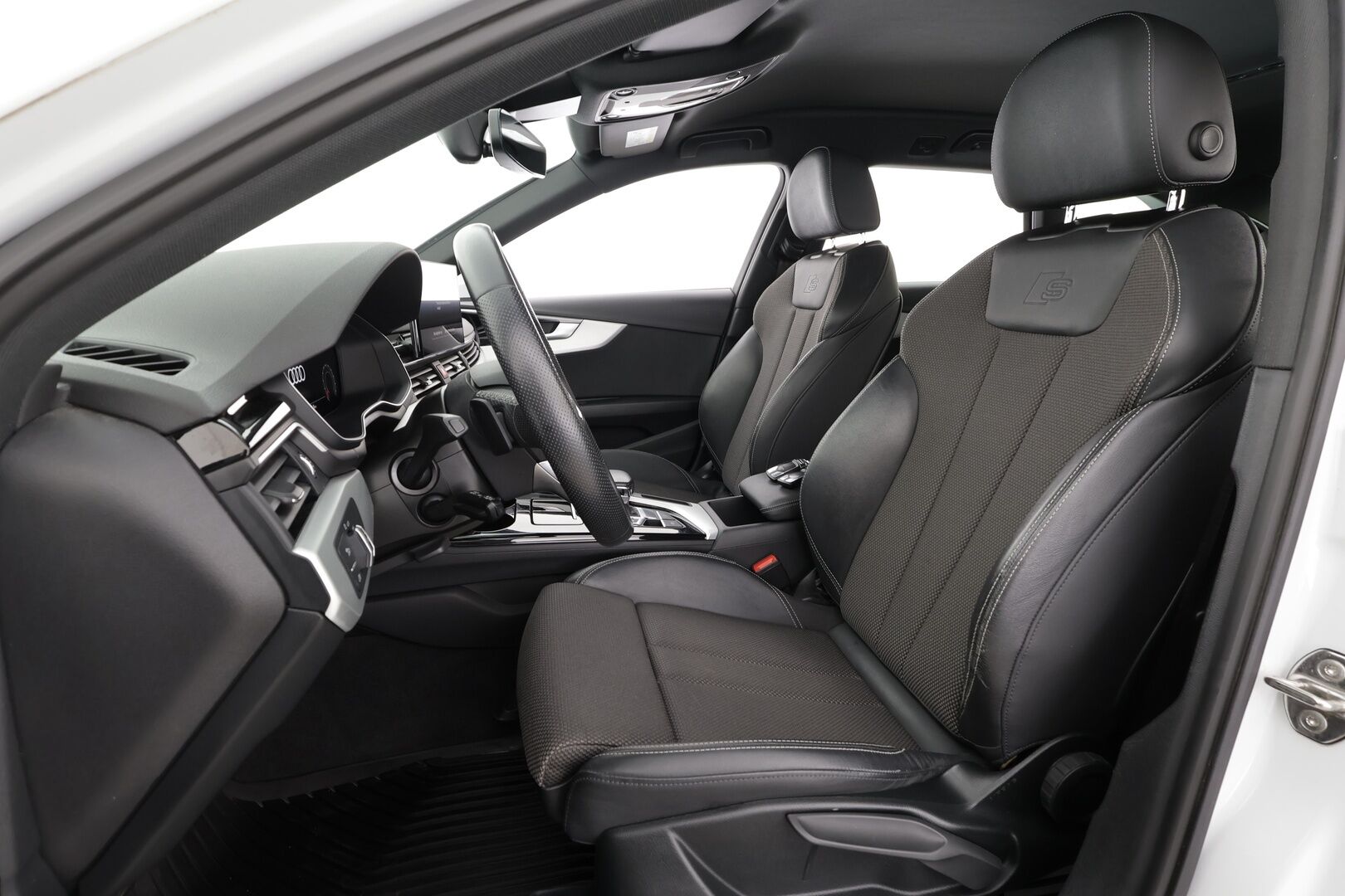 Audi A4 2022 Avant Business Advanced 40 TDI 140 kW quattro S tronic * Webasto / Koukku / ACC / Matrix / P.Tutkat / Sportpenkit * - 1-om Suomi-auto / Kahdet renkaat aluvanteilla / Merkkihuollot