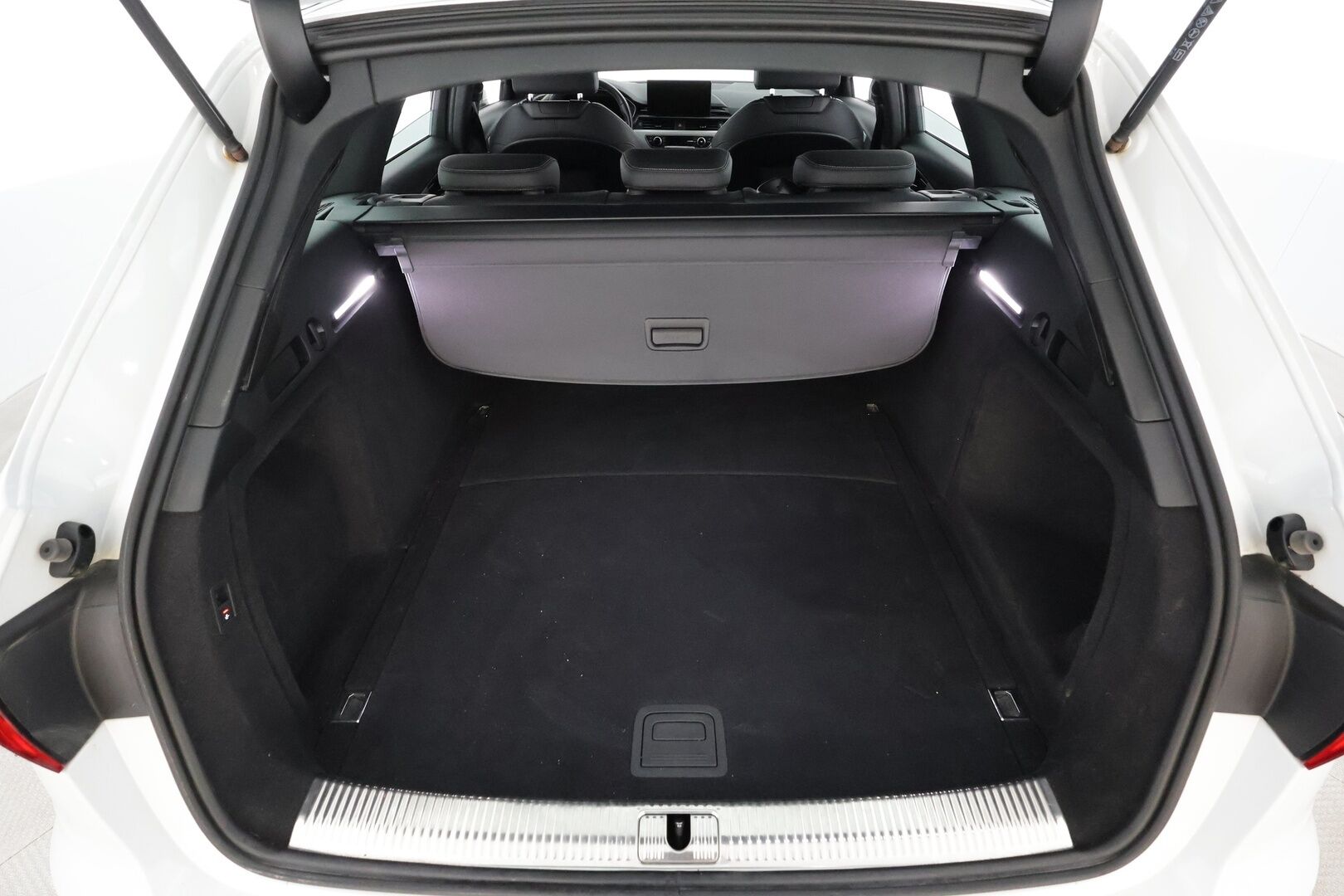 Audi A4 2022 Avant Business Advanced 40 TDI 140 kW quattro S tronic * Webasto / Koukku / ACC / Matrix / P.Tutkat / Sportpenkit * - 1-om Suomi-auto / Kahdet renkaat aluvanteilla / Merkkihuollot