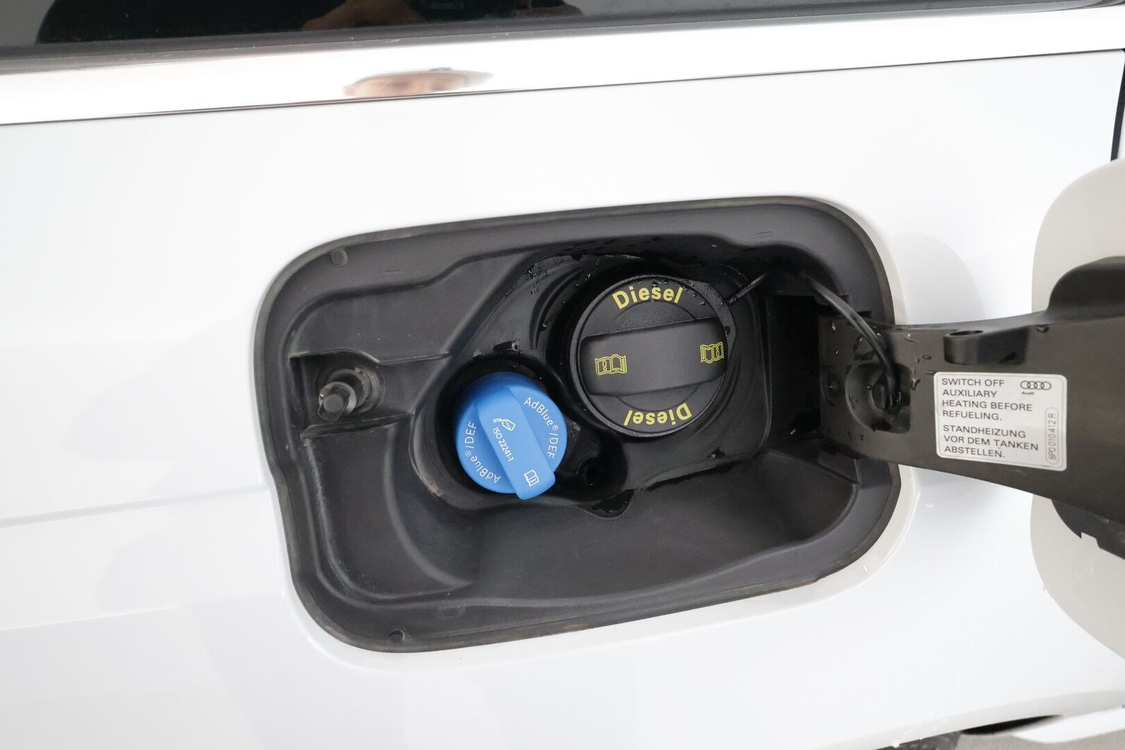 Audi A4 2022 Avant Business Advanced 40 TDI 140 kW quattro S tronic * Webasto / Koukku / ACC / Matrix / P.Tutkat / Sportpenkit * - 1-om Suomi-auto / Kahdet renkaat aluvanteilla / Merkkihuollot