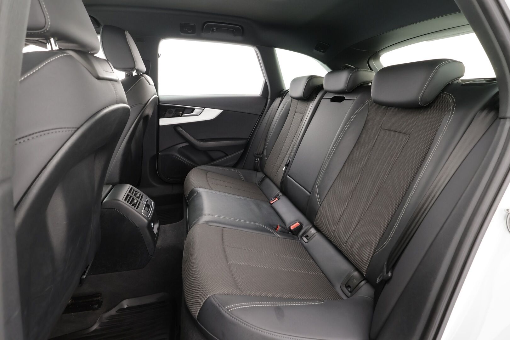 Audi A4 2022 Avant Business Advanced 40 TDI 140 kW quattro S tronic * Webasto / Koukku / ACC / Matrix / P.Tutkat / Sportpenkit * - 1-om Suomi-auto / Kahdet renkaat aluvanteilla / Merkkihuollot