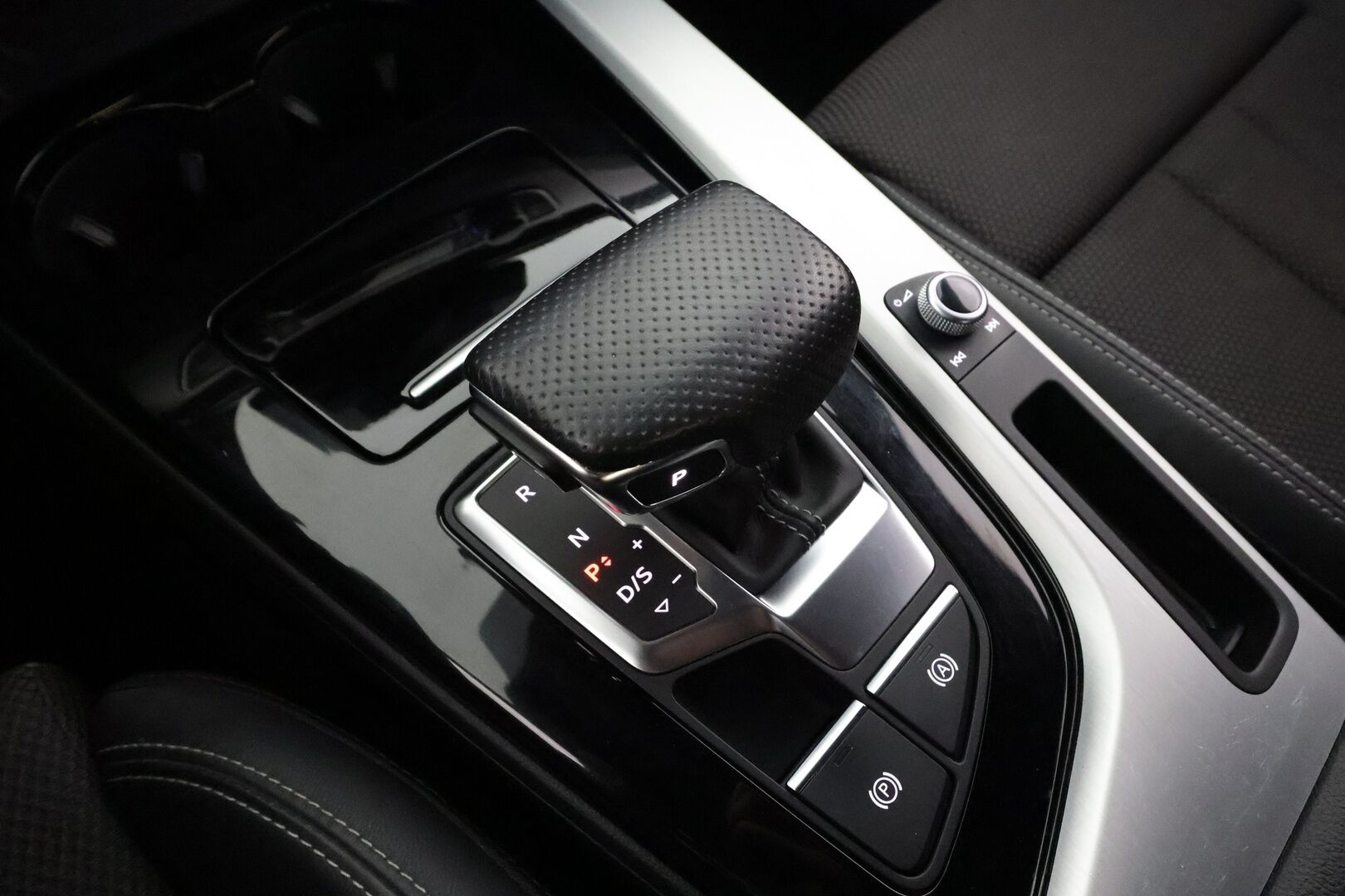 Audi A4 2022 Avant Business Advanced 40 TDI 140 kW quattro S tronic * Webasto / Koukku / ACC / Matrix / P.Tutkat / Sportpenkit * - 1-om Suomi-auto / Kahdet renkaat aluvanteilla / Merkkihuollot