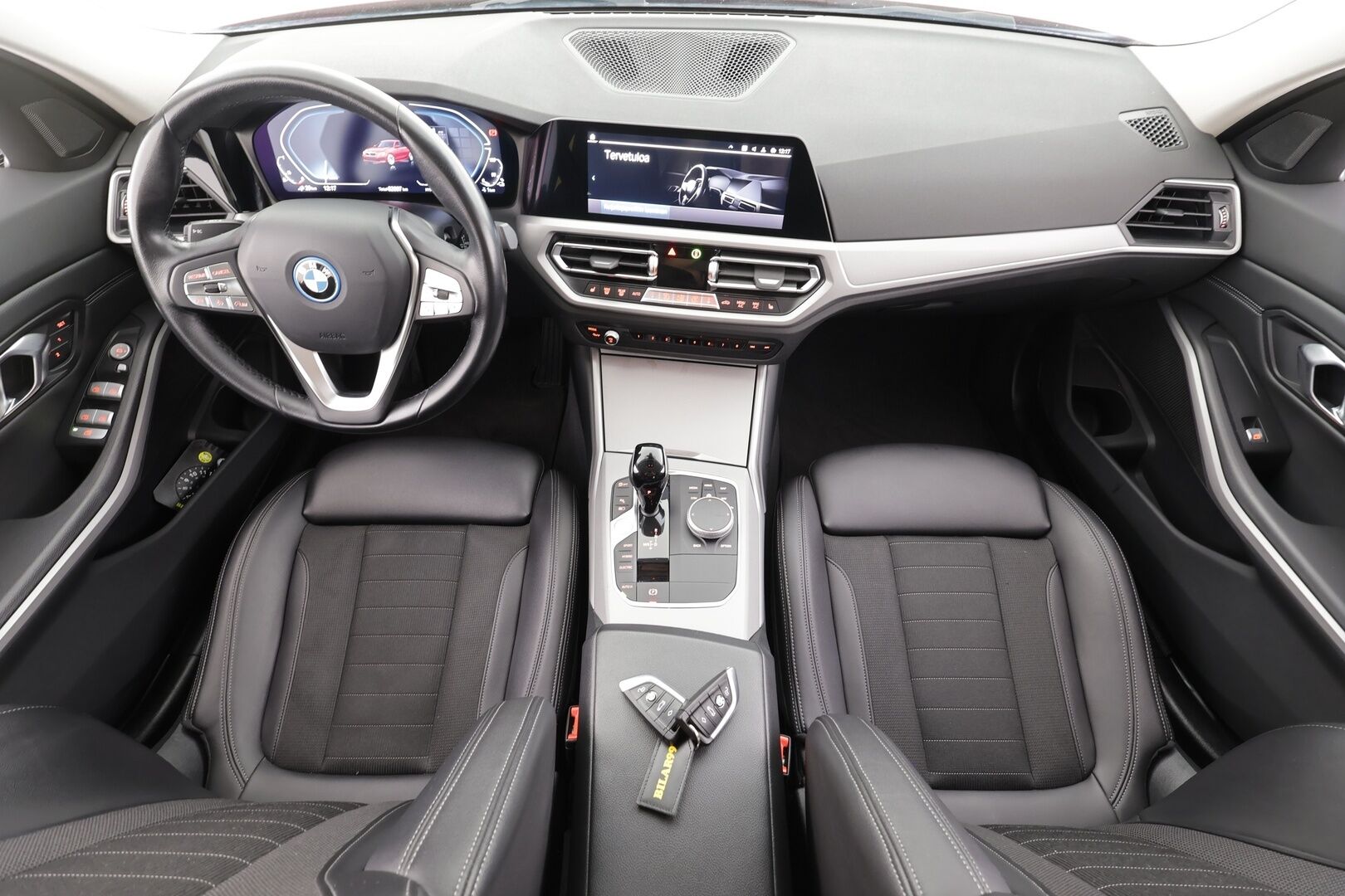 BMW 320 2022 G20 Sedan 320e A Charged Edition - Muistipenkki | HiFi | Sporttipenkit | Puolinahat | Comfort Access | LED | Digimittaristo | Tutkat | Apple & Android | 1-om Suomi-auto | Kahdet renkaat OEM vantein | Merkkihuollettu