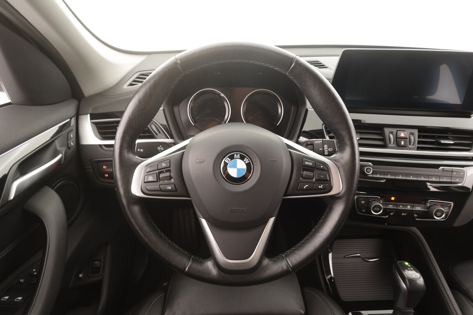 BMW X1 2022 F48 xDrive25e A Charged Edition xLine - | HUD | Vakkari | P.Kamera | Sporttipenkit | LED | Navi | Blow-by heater | Ratinlämmitin | Sähköluukku | Puolinahat | Ambient | 1.Om Suomi-auto | Kahdet renkaat aluvanteilla |