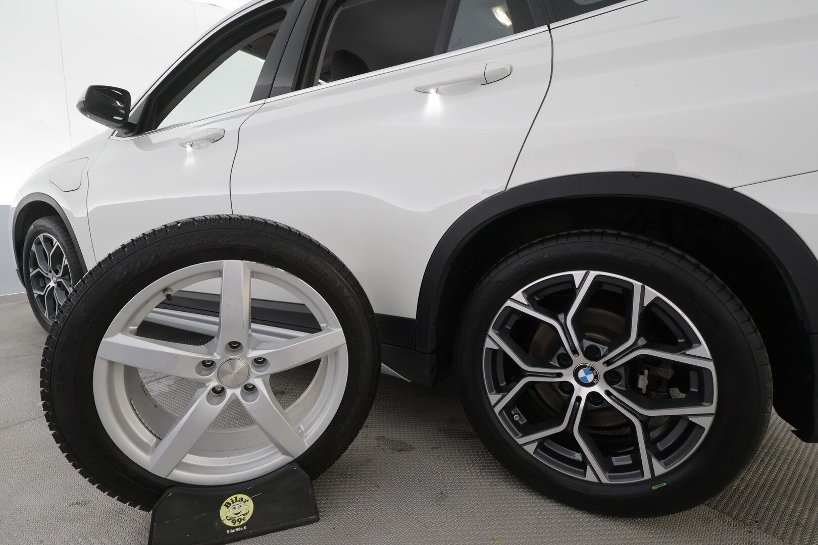 BMW X1 2022 F48 xDrive25e A Charged Edition xLine - | HUD | Vakkari | P.Kamera | Sporttipenkit | LED | Navi | Blow-by heater | Ratinlämmitin | Sähköluukku | Puolinahat | Ambient | 1.Om Suomi-auto | Kahdet renkaat aluvanteilla |