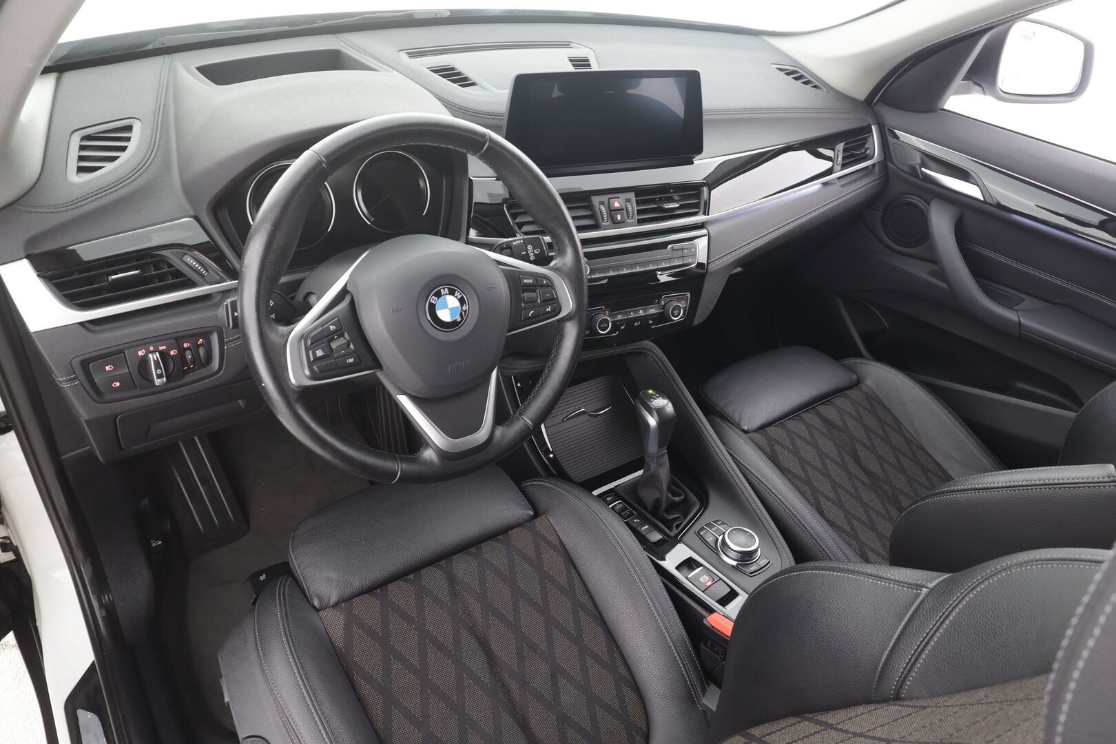 BMW X1 2022 F48 xDrive25e A Charged Edition xLine - | HUD | Vakkari | P.Kamera | Sporttipenkit | LED | Navi | Blow-by heater | Ratinlämmitin | Sähköluukku | Puolinahat | Ambient | 1.Om Suomi-auto | Kahdet renkaat aluvanteilla |
