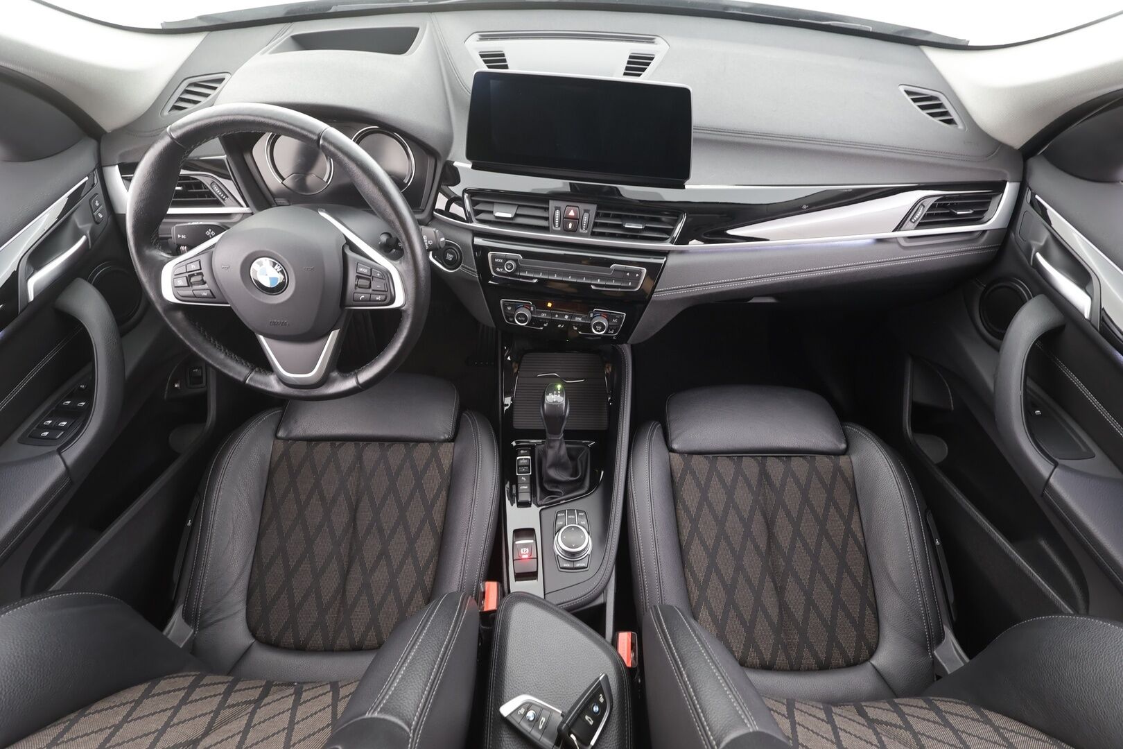 BMW X1 2022 F48 xDrive25e A Charged Edition xLine - | HUD | Vakkari | P.Kamera | Sporttipenkit | LED | Navi | Blow-by heater | Ratinlämmitin | Sähköluukku | Puolinahat | Ambient | 1.Om Suomi-auto | Kahdet renkaat aluvanteilla |