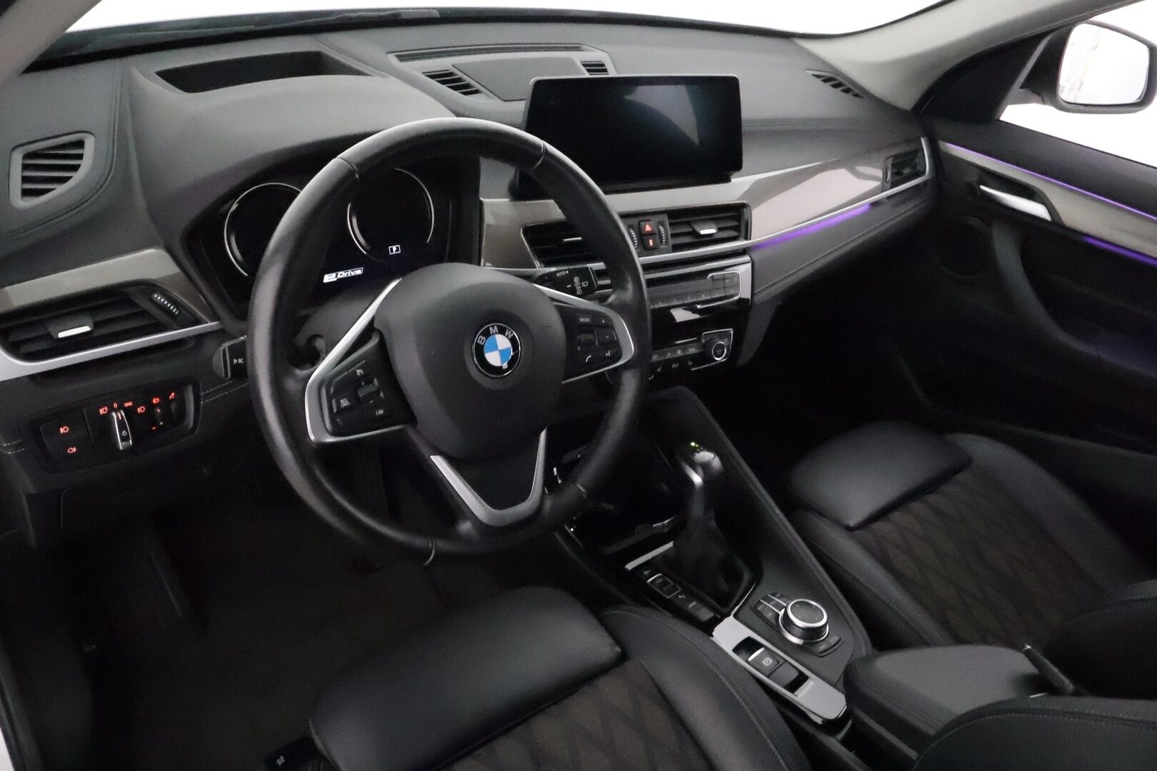 BMW X1 2022 F48 xDrive25e A Charged Edition xLine *Koukku / HUD / LED / P.Kamera / Sporttipenkit / Navi / HiFi / Vakkari' - 1.om Suomi-auto / 2x Latauskaapelit / Kahdet Renkaat / Merkkihuollettu!