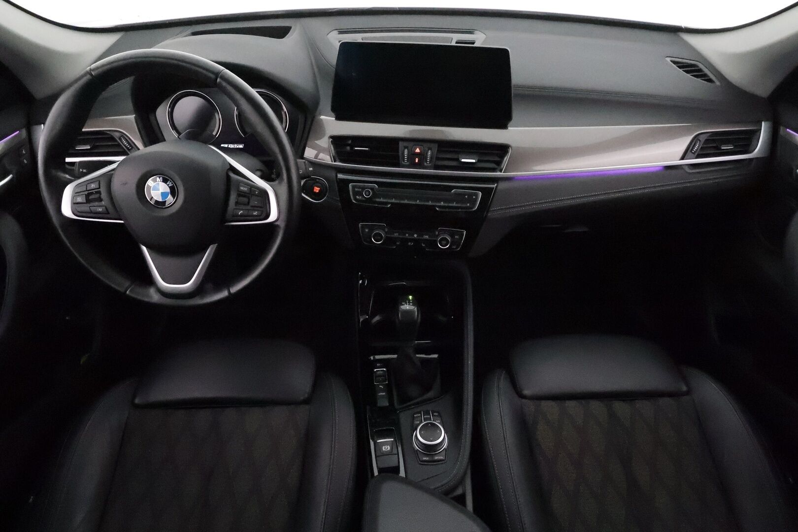 BMW X1 2022 F48 xDrive25e A Charged Edition xLine *Koukku / HUD / LED / P.Kamera / Sporttipenkit / Navi / HiFi / Vakkari' - 1.om Suomi-auto / 2x Latauskaapelit / Kahdet Renkaat / Merkkihuollettu!