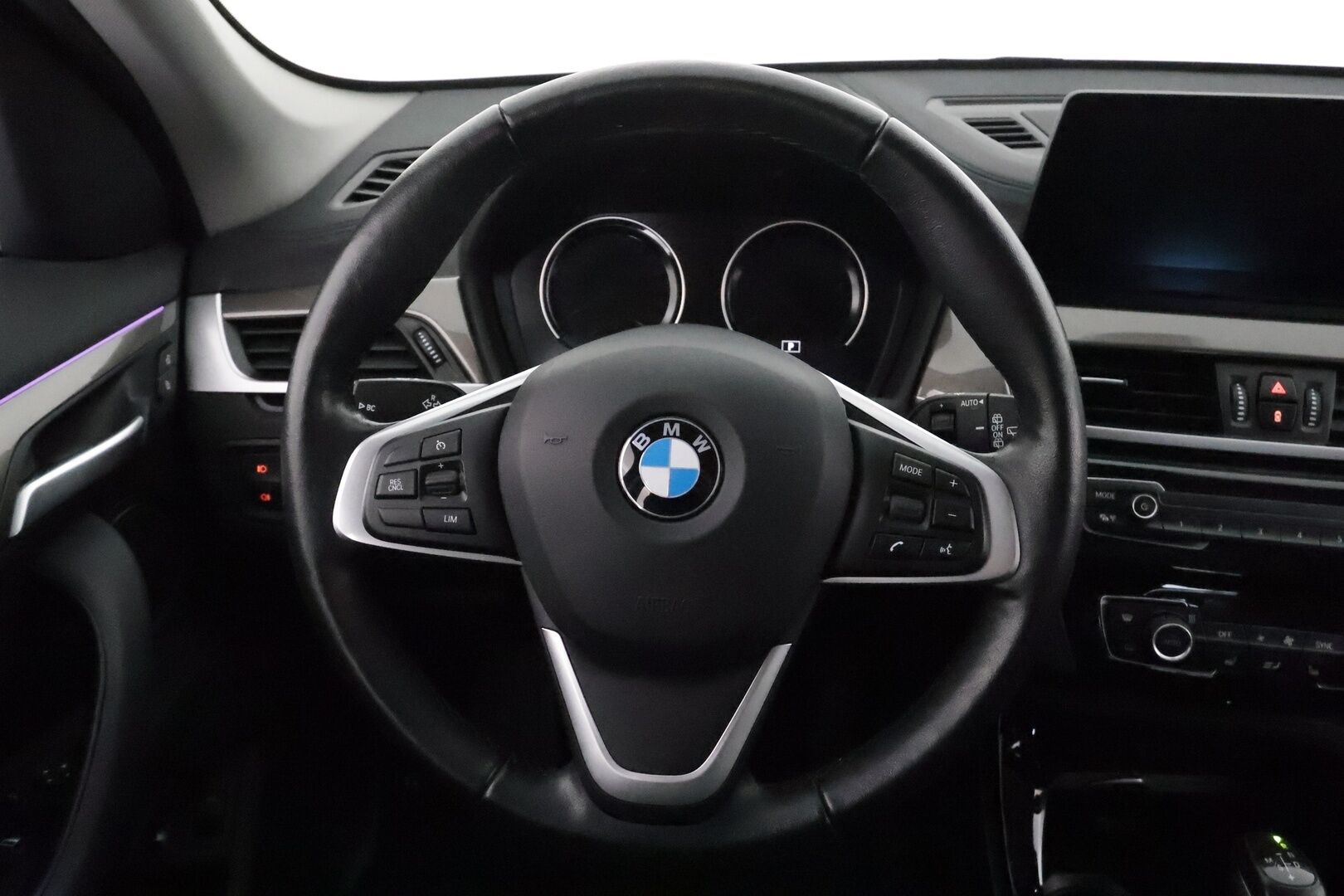 BMW X1 2022 F48 xDrive25e A Charged Edition xLine *Koukku / HUD / LED / P.Kamera / Sporttipenkit / Navi / HiFi / Vakkari' - 1.om Suomi-auto / 2x Latauskaapelit / Kahdet Renkaat / Merkkihuollettu!