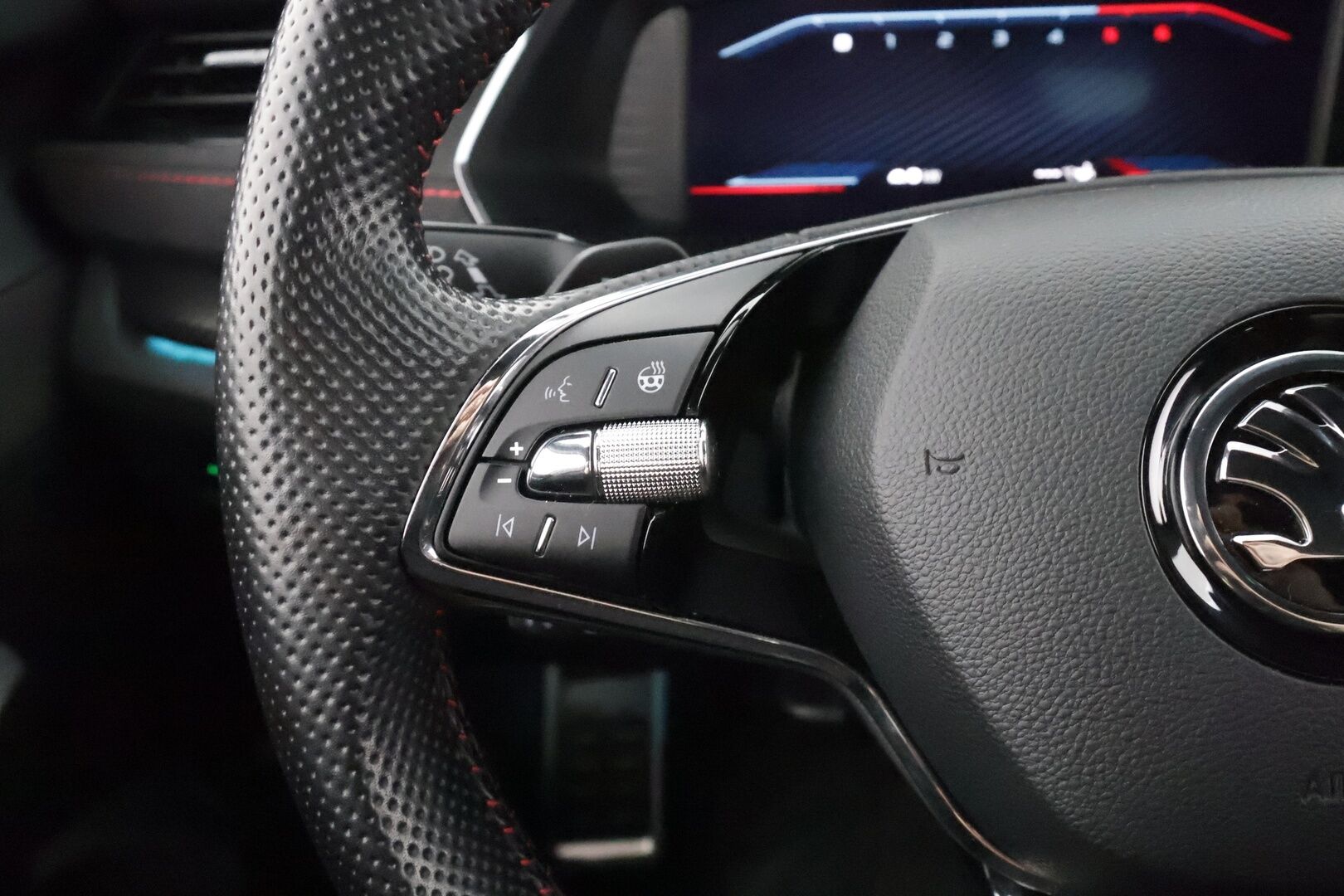 Skoda Octavia 2022 2,0 TDI 200 4x4 RS DSG * ACC / Webasto / Koukku / Matrix-LED / P.Kamera / Apple&Android / Sporttipenkit * - 1.Om suomi-auto / Kahdet Renkaat