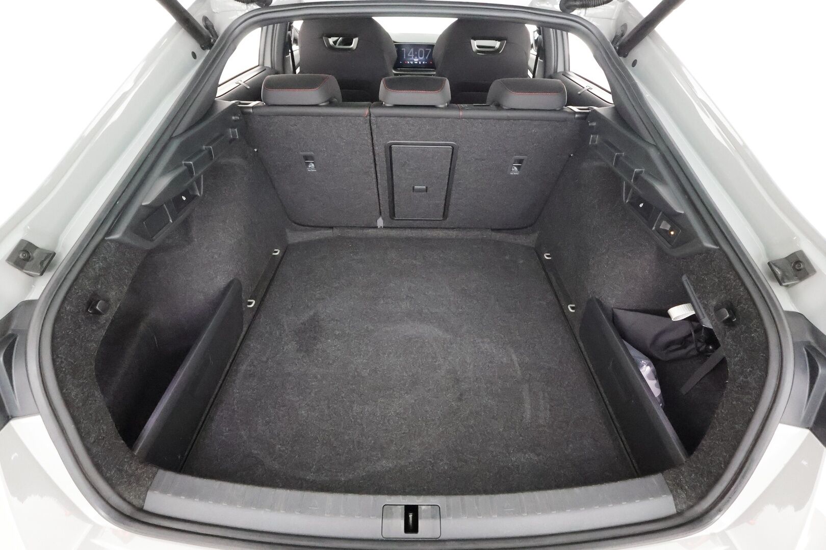 Skoda Octavia 2022 2,0 TDI 200 4x4 RS DSG * ACC / Webasto / Koukku / Matrix-LED / P.Kamera / Apple&Android / Sporttipenkit * - 1.Om suomi-auto / Kahdet Renkaat