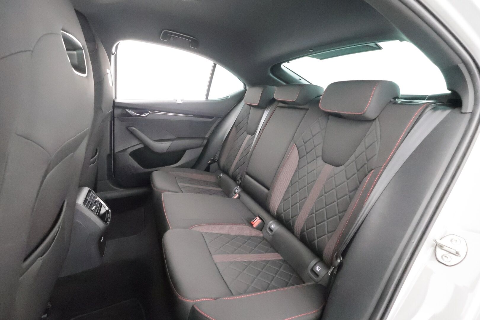 Skoda Octavia 2022 2,0 TDI 200 4x4 RS DSG * ACC / Webasto / Koukku / Matrix-LED / P.Kamera / Apple&Android / Sporttipenkit * - 1.Om suomi-auto / Kahdet Renkaat