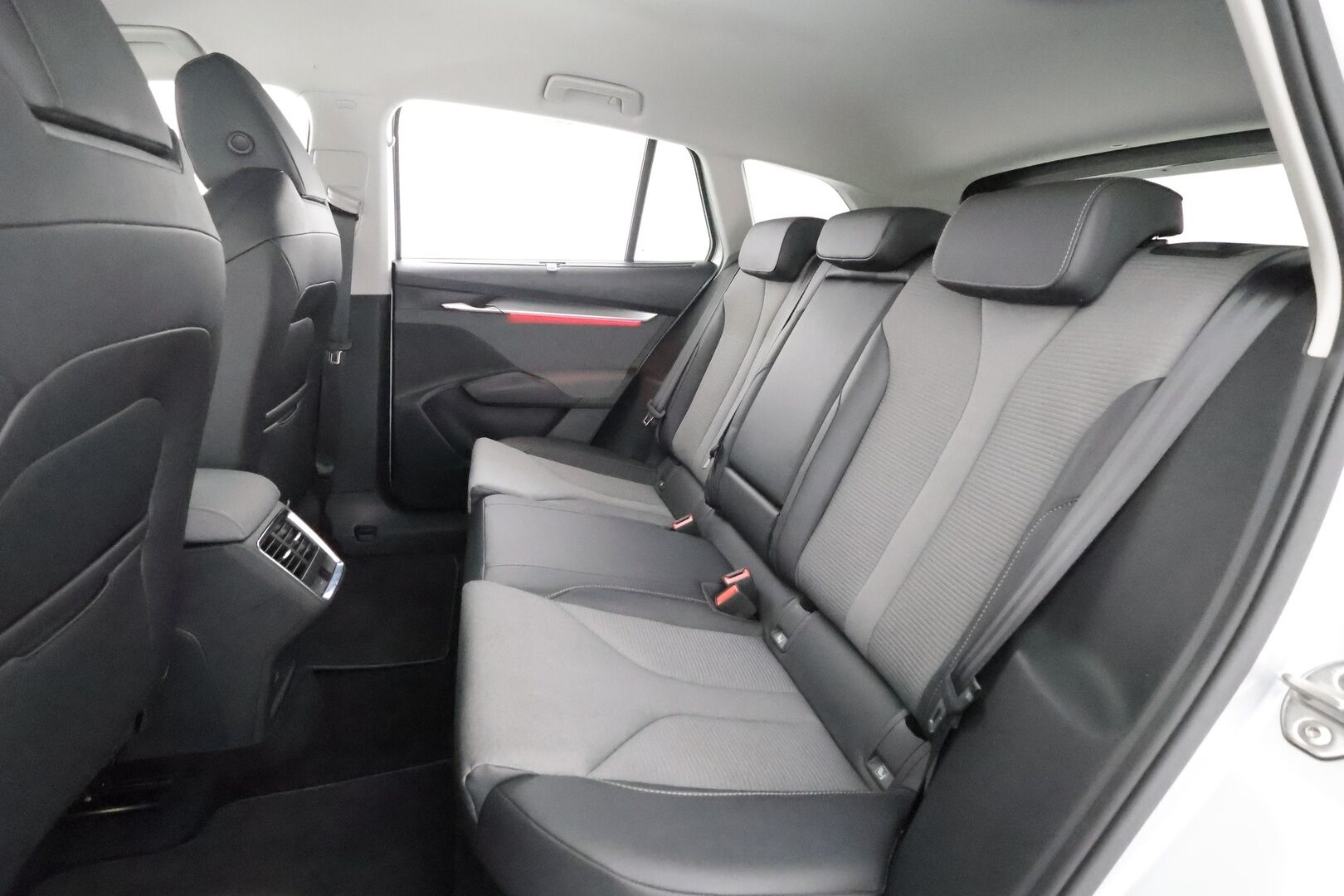 Skoda Enyaq 2022 80 Launch Edition iV - | ACC | ILP | LED | P.Kamera | Ratinlämmitys | Puolinahat | Keyless | Apple&Android | Suomi-auto | Kahdet Renkaat | Merkkihuollettu |
