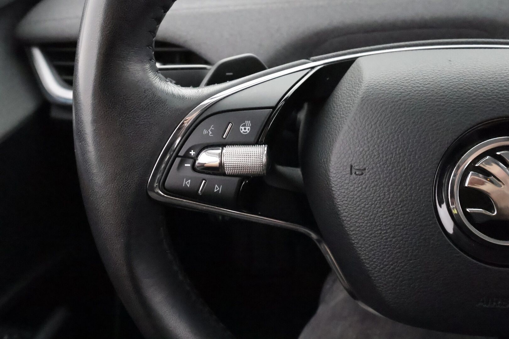Skoda Enyaq 2022 80 Launch Edition iV - | ACC | ILP | LED | P.Kamera | Ratinlämmitys | Puolinahat | Keyless | Apple&Android | Suomi-auto | Kahdet Renkaat | Merkkihuollettu |