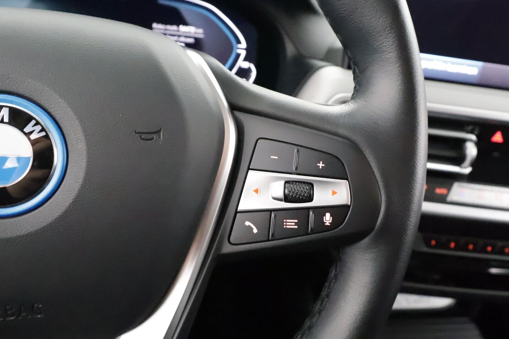 BMW X3 2022 G01 xDrive 30e A Charged Edition * HiFi / Sportnahat / LED / P.Kamera / Navi / Digimittaristo * - 1-om Suomi-auto / Akku kuntotarkastettu SoH 98,7% / Kahdet renkaat aluvanteilla / 2x Latauskaapelit