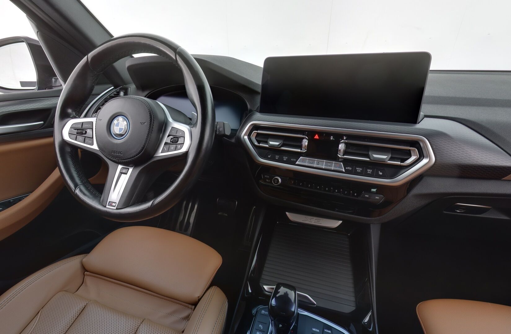 BMW X3 2022 G01 xDrive 30e A Charged Edition M Sport * Koukku / P-kamera / HiFi / Sporttipenkki muistilla / Ruskea nahkasisusta / LED-valot / Apple&Android * - 3,99 % KORKOTARJOUS TÄHÄN AUTOON - Todella näyttävä, hyvin varusteltu LCI mallinen X3 tarjolla edullisesti!