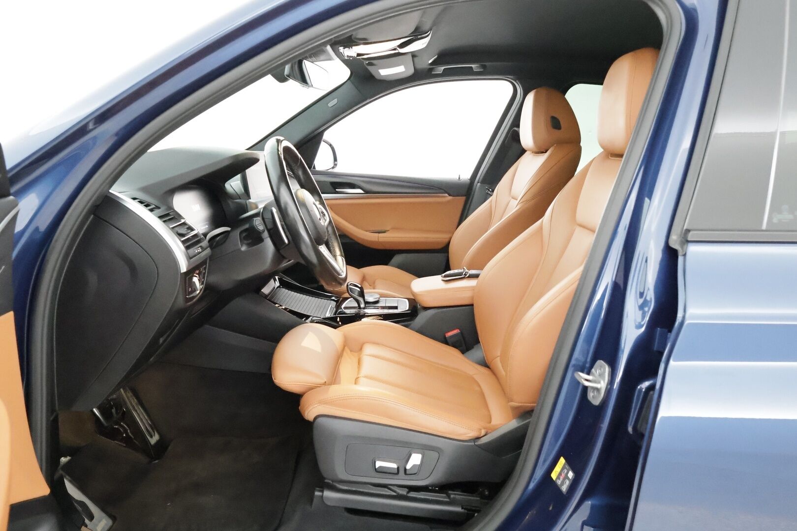 BMW X3 2022 G01 xDrive 30e A Charged Edition M Sport * Koukku / P-kamera / HiFi / Sporttipenkki muistilla / Ruskea nahkasisusta / LED-valot / Apple&Android * - 3,99 % KORKOTARJOUS TÄHÄN AUTOON - Todella näyttävä, hyvin varusteltu LCI mallinen X3 tarjolla edullisesti!