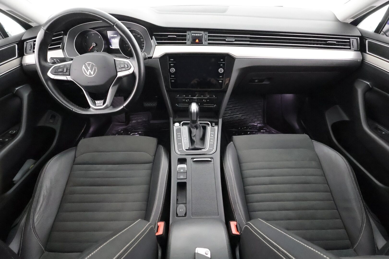 Volkswagen Passat 2022 Variant R-Line Business 2,0 TDI EVO SCR 110 kW DSG * ACC / IQ-Light / Webasto / Koukku / P.Kamera / Ergo comfort penkki / Apple&Android / Keyless * - 1.Om Suomi-auto / Kahdet Renkaat - HULLUT AVAJAISHULINAT KORKOTARJOUS 3,29 %